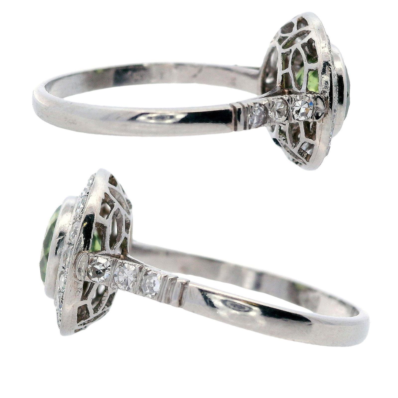 Taglio rotondo Anello in platino in stile Art Déco con peridoto e diamanti in vendita