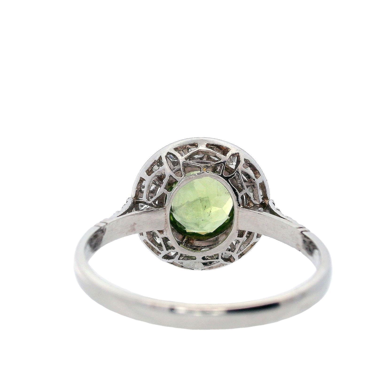 Anello in platino in stile Art Déco con peridoto e diamanti In condizioni buone in vendita a Aventura, FL