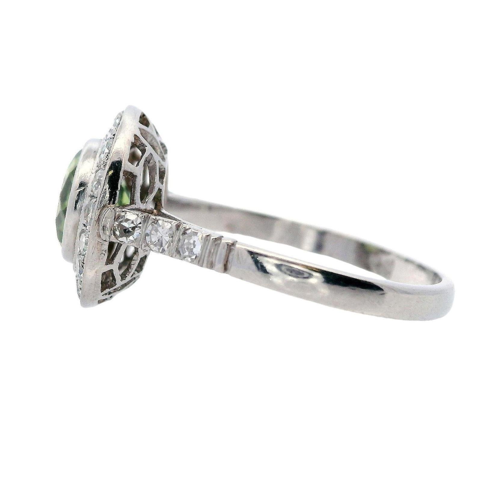 Bague de style Art déco avec péridots et diamants Unisexe en vente