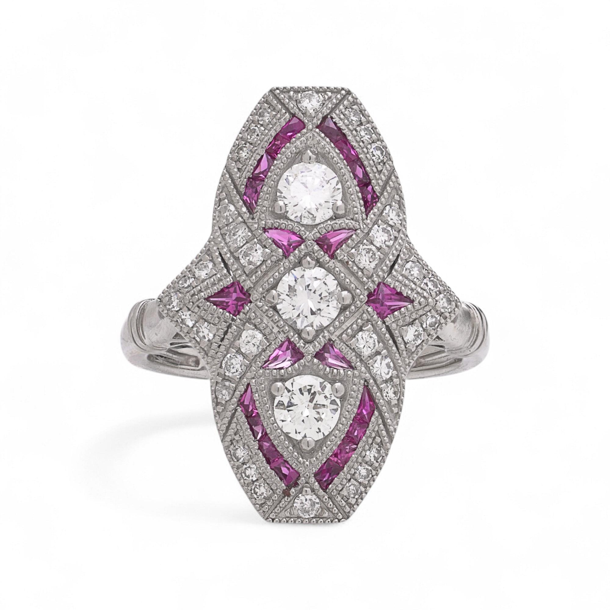 Anello a grappolo di diamanti e rubini in platino in stile Art Deco
Un audace anello in platino dal motivo geometrico, con pavé di diamanti scintillanti e rubini calibrati. Il design combina la simmetria con un vibrante contrasto, mettendo in
