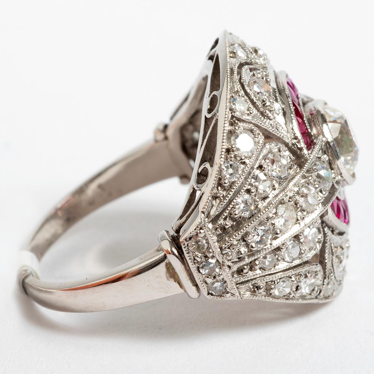 Cette bague en platine de style art déco des années 1900, ornée de diamants et de rubis, est disponible en taille UK L 1/2 / US 6. Une pièce vibrante et magnifiquement conçue.