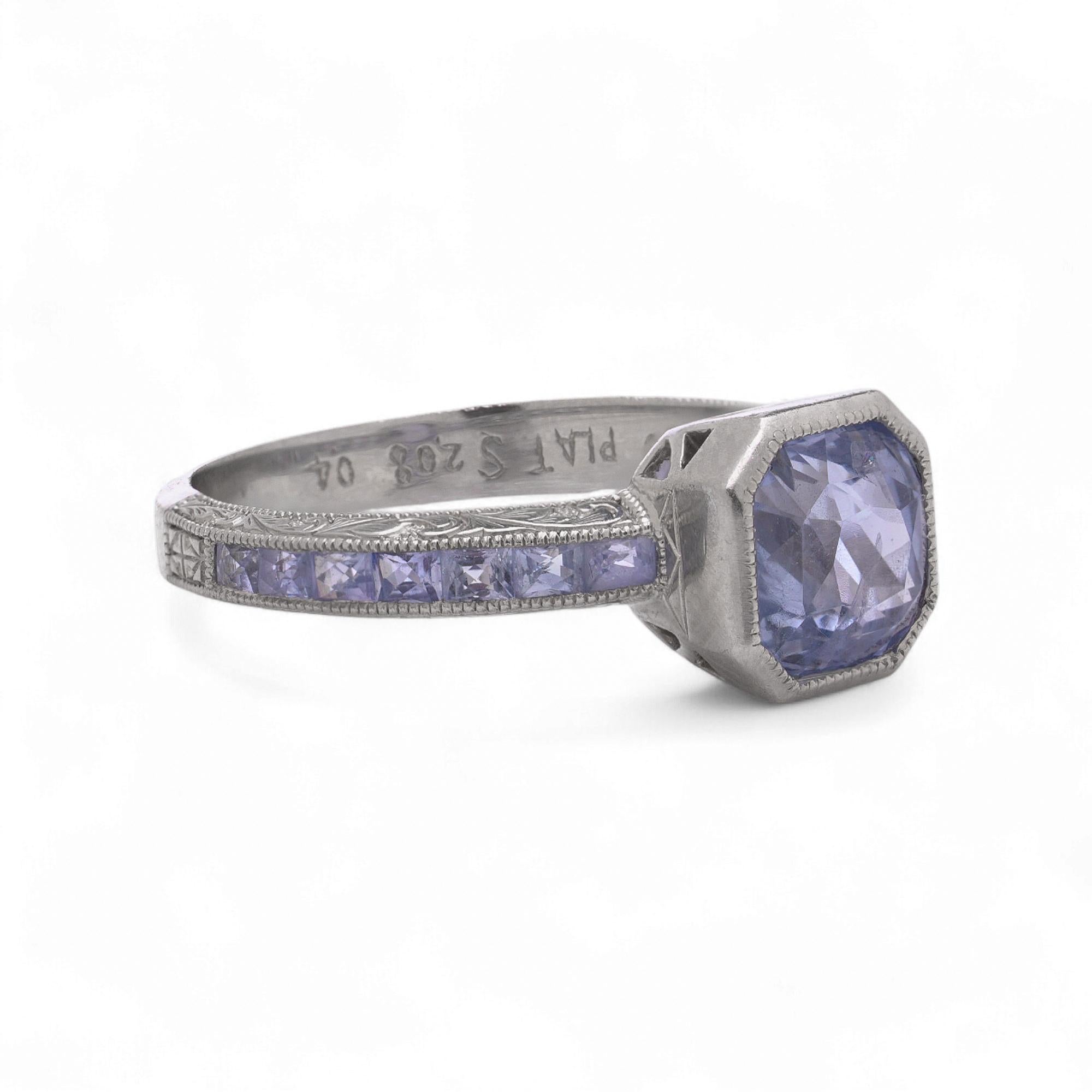 Taille coussin Bague saphir en platine de style Art déco, 2,08 ct. A Stone en vente