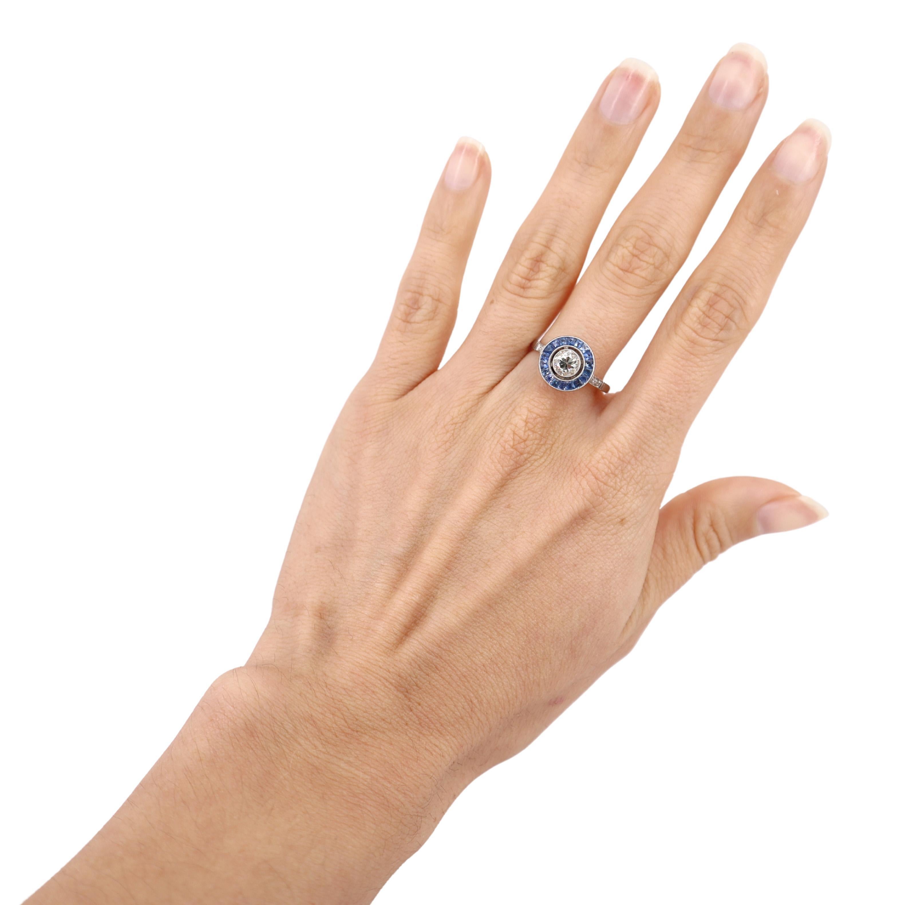 Ti presentiamo lo squisito Anello Target, meticolosamente realizzato in platino per un fascino senza tempo. Il cuore è costituito da uno splendido Diamonds Mine Cut, del peso di 0,39 carati, con un accattivante colore K e una purezza VS, che