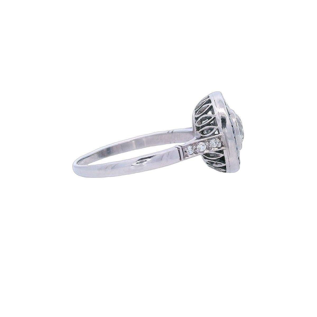 Taglio vecchia miniera Anello Target in platino in stile Art Deco con diamanti e zaffiri blu in vendita