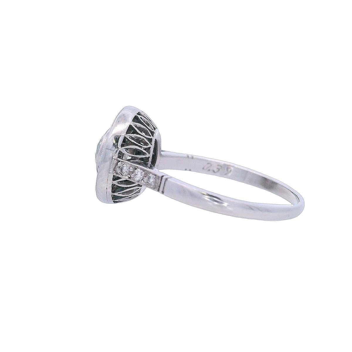 Anello Target in platino in stile Art Deco con diamanti e zaffiri blu In condizioni ottime in vendita a Aventura, FL