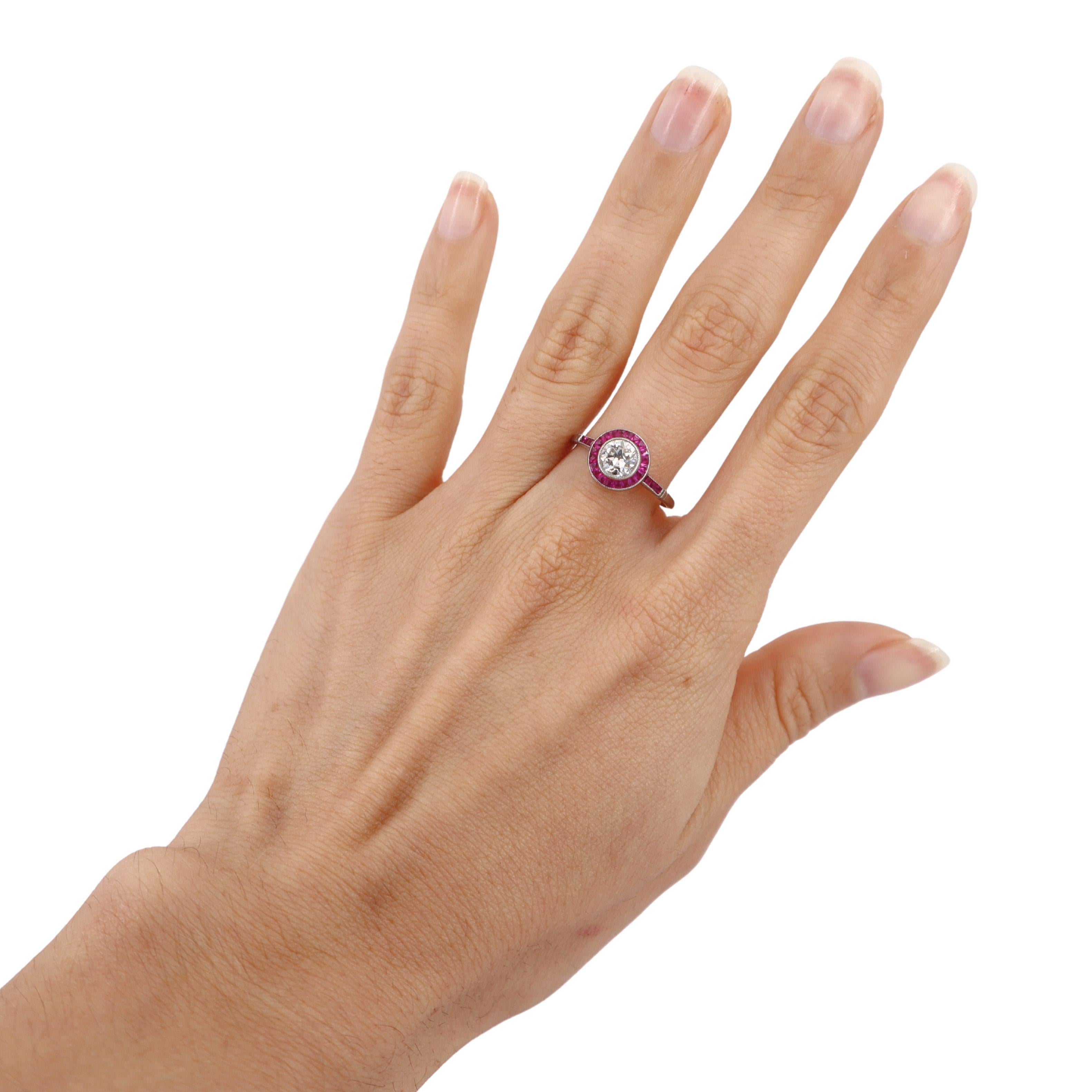 Scopri l'eleganza di questo splendido anello Eleg in platino, con un affascinante diamante centrale dal taglio europeo antico del peso di 0,85 carati. Questo squisito diamante è classificato di colore J e di purezza SI2-I1, il che lo rende pulito e