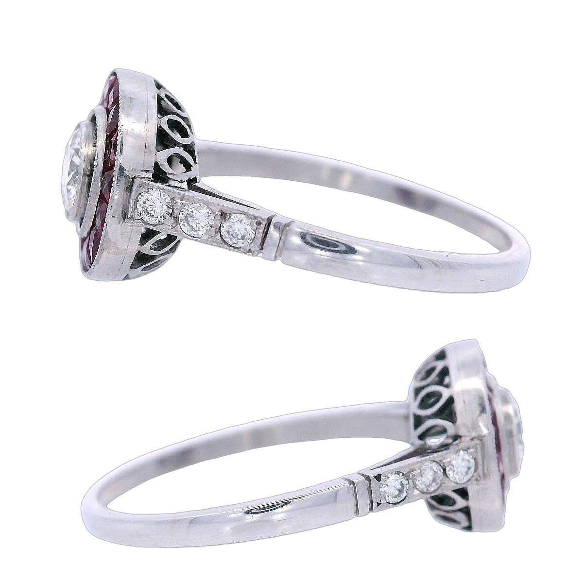 Taglio rotondo Anello Target in platino in stile Art Deco con diamanti e rubini in vendita