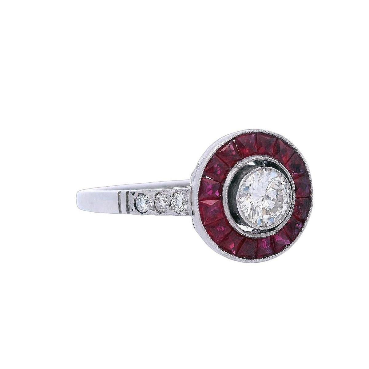 Taglio rotondo Anello Target in platino in stile Art Deco con diamanti e rubini in vendita