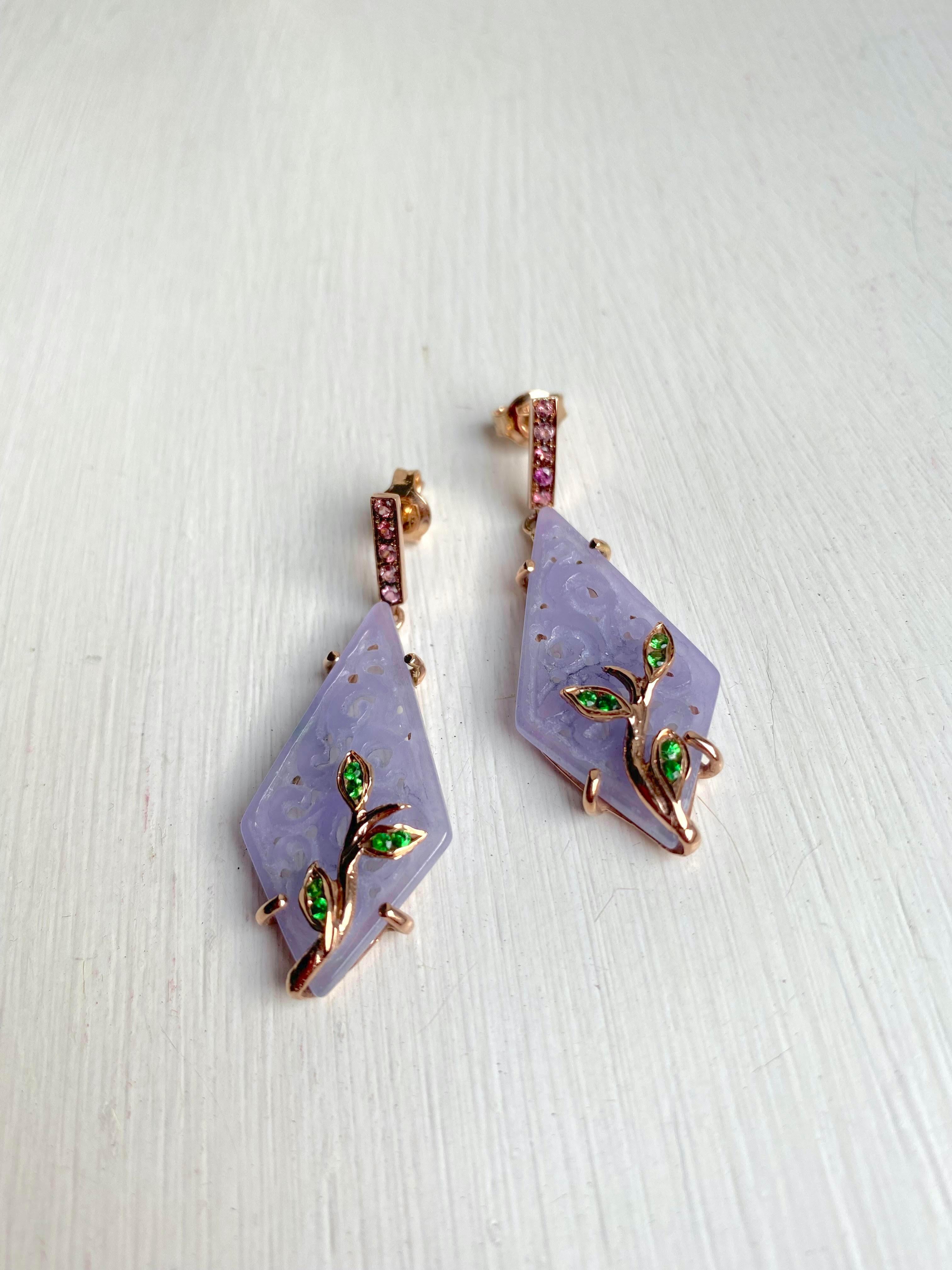 Art Deco Style Purple Jade Rose Gold Rose Tourmaline Tsavorite Dangle Earrings
Jade earrings, made of 9 kt rose gold, soft splashes of color that pay homage to the typical palettes of the Deco more genuine taste, for a sophisticated femininity,