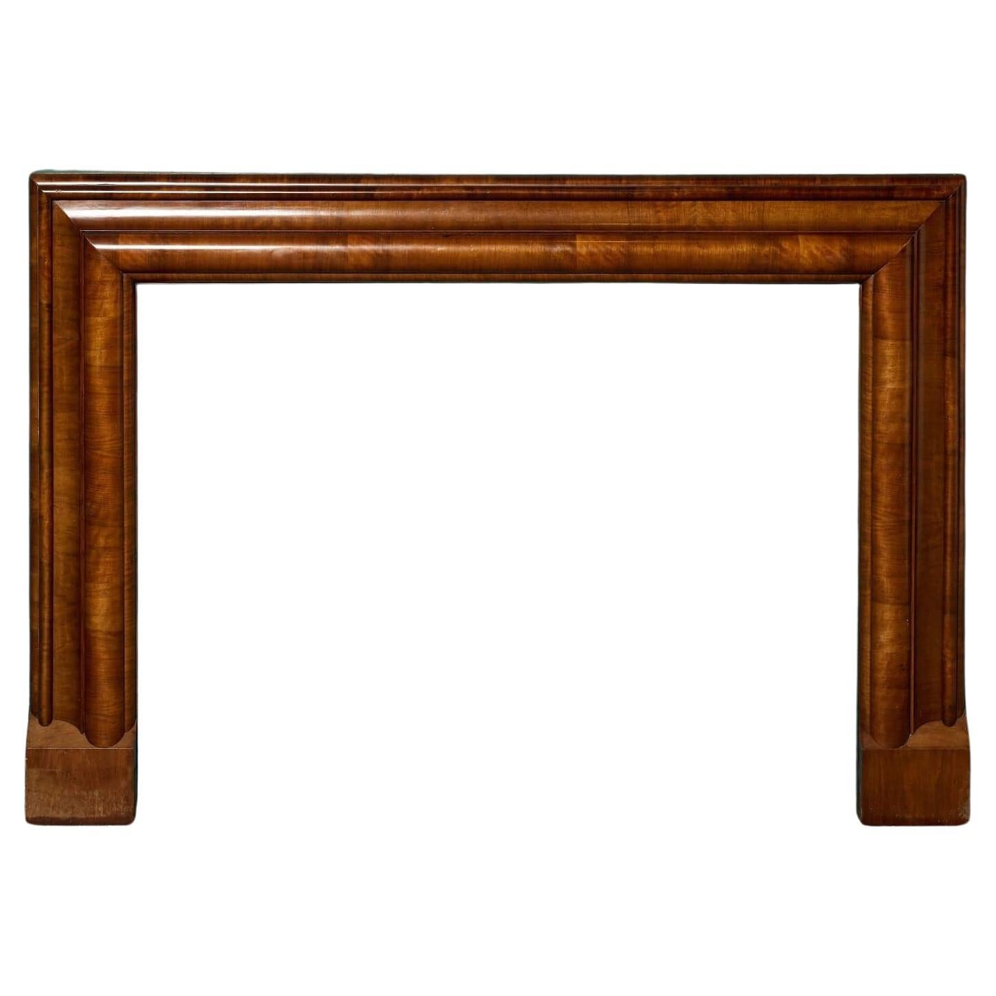 Aufgearbeiteter Bolection-Kamin im Art-Deco-Stil im Angebot