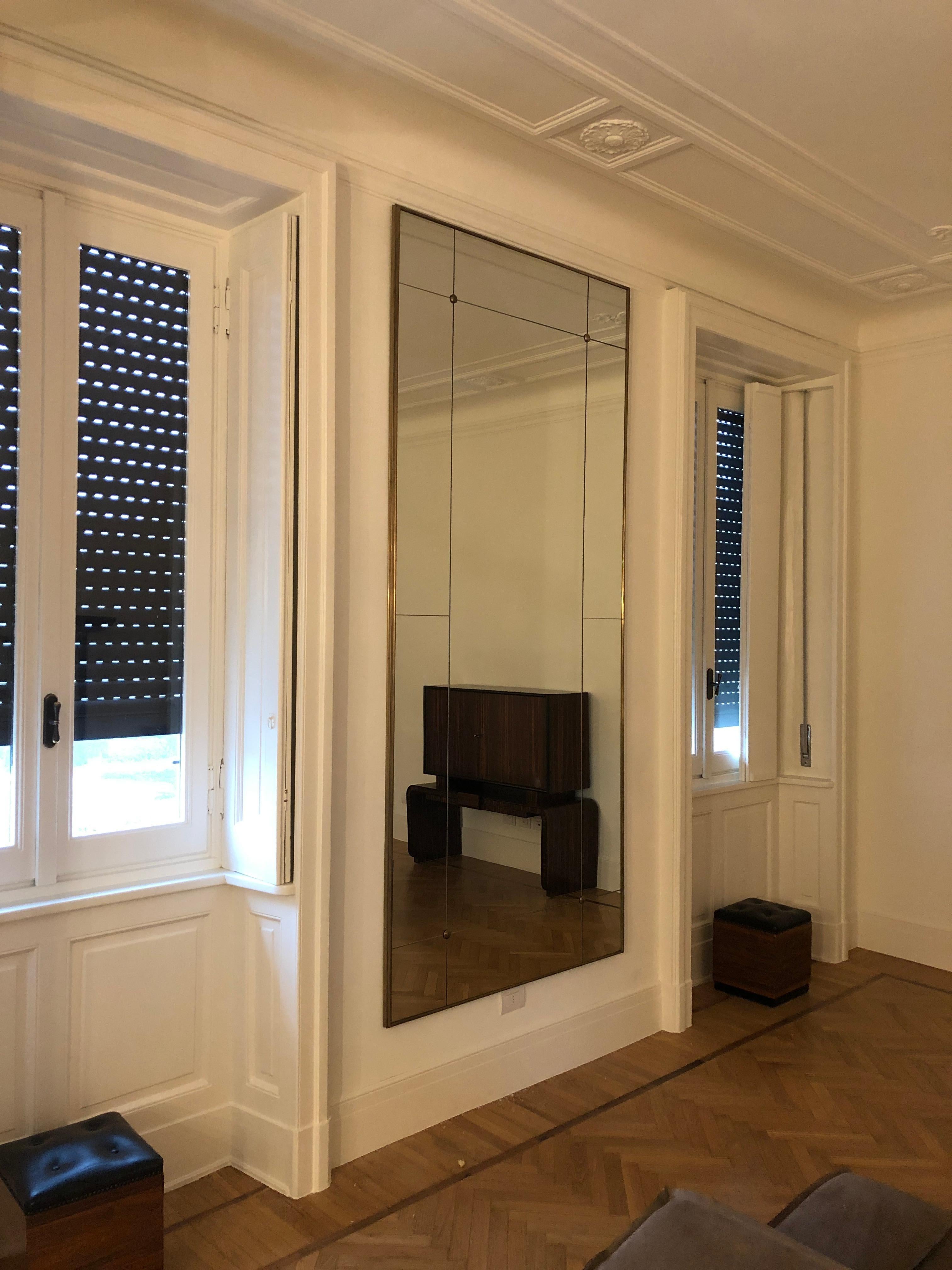 Pescetta präsentiert seine Kollektion von zeitgenössischen, individuell gestaltbaren Spiegeln.

Mit ihrem Messingrahmen, der Fensterscheibenoptik und den Messingnieten sind diese Spiegel der Idee des frühen 20. Jahrhunderts im Art-Déco-Stil