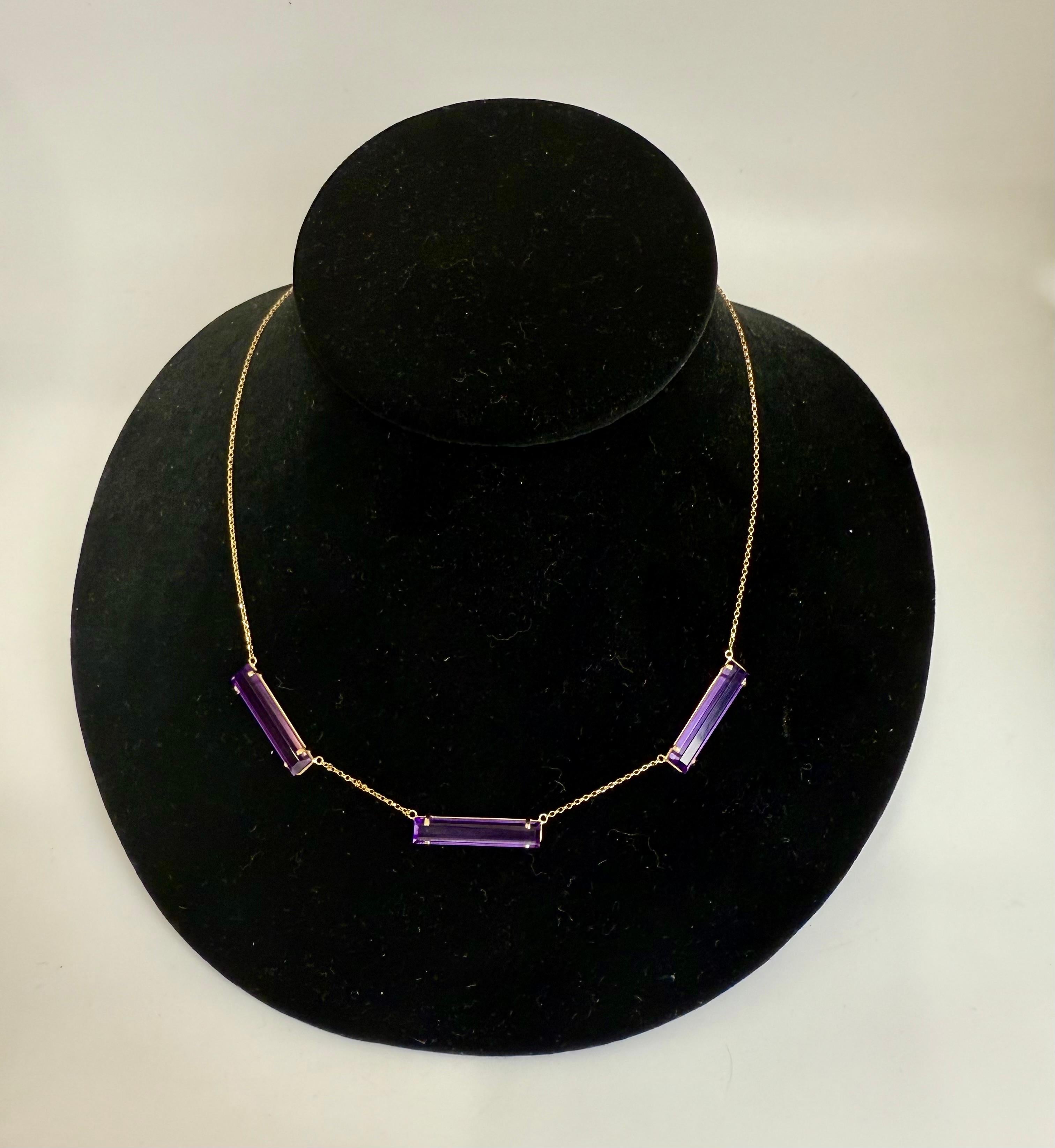 Collana in oro rosa 18 carati con ametista dal taglio rettangolare in stile Art Déco: 
Questa elegante collana presenta tre ametiste rettangolari allungate di una vibrante tonalità viola, ciascuna elegantemente incastonata in oro rosa 18 carati. Le