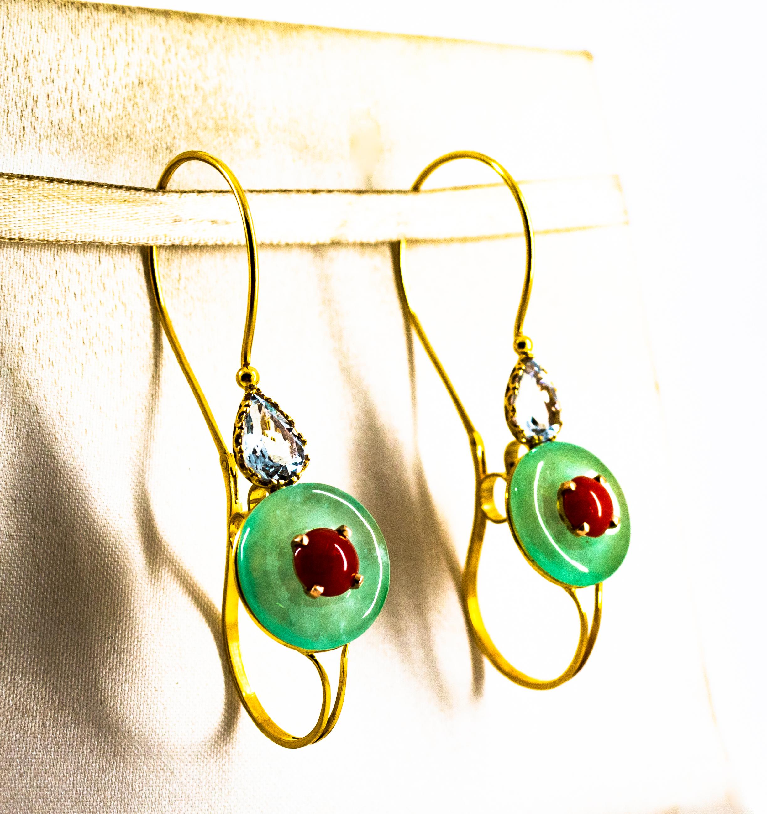 Cabochon Orecchini a leva in oro giallo con corallo rosso, giada e acquamarina in stile Art Deco in vendita
