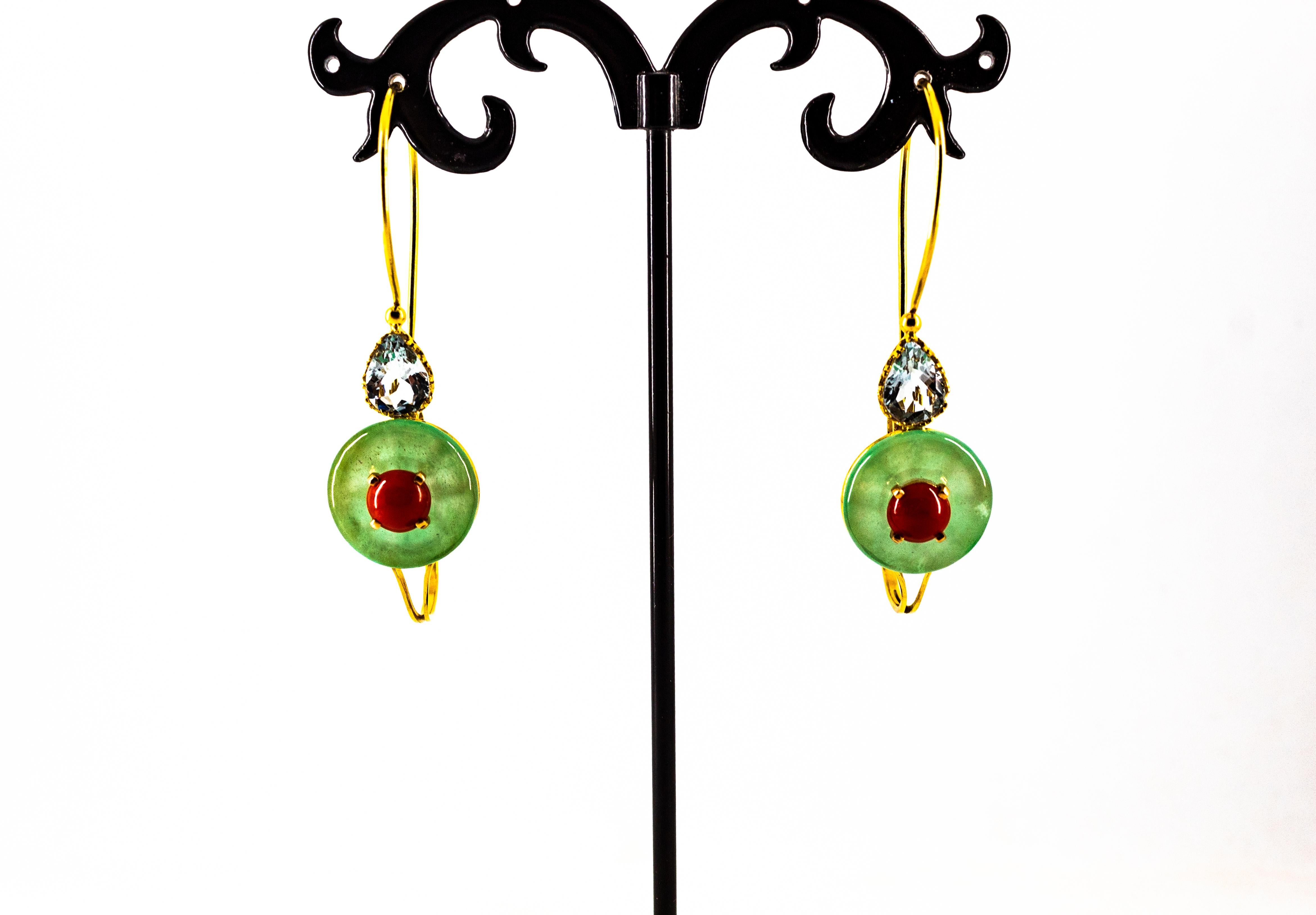 Art Deco Ohrringe mit Klappbrisur aus roter Koralle, Jade und Aquamarin in Gelbgold für Damen oder Herren im Angebot