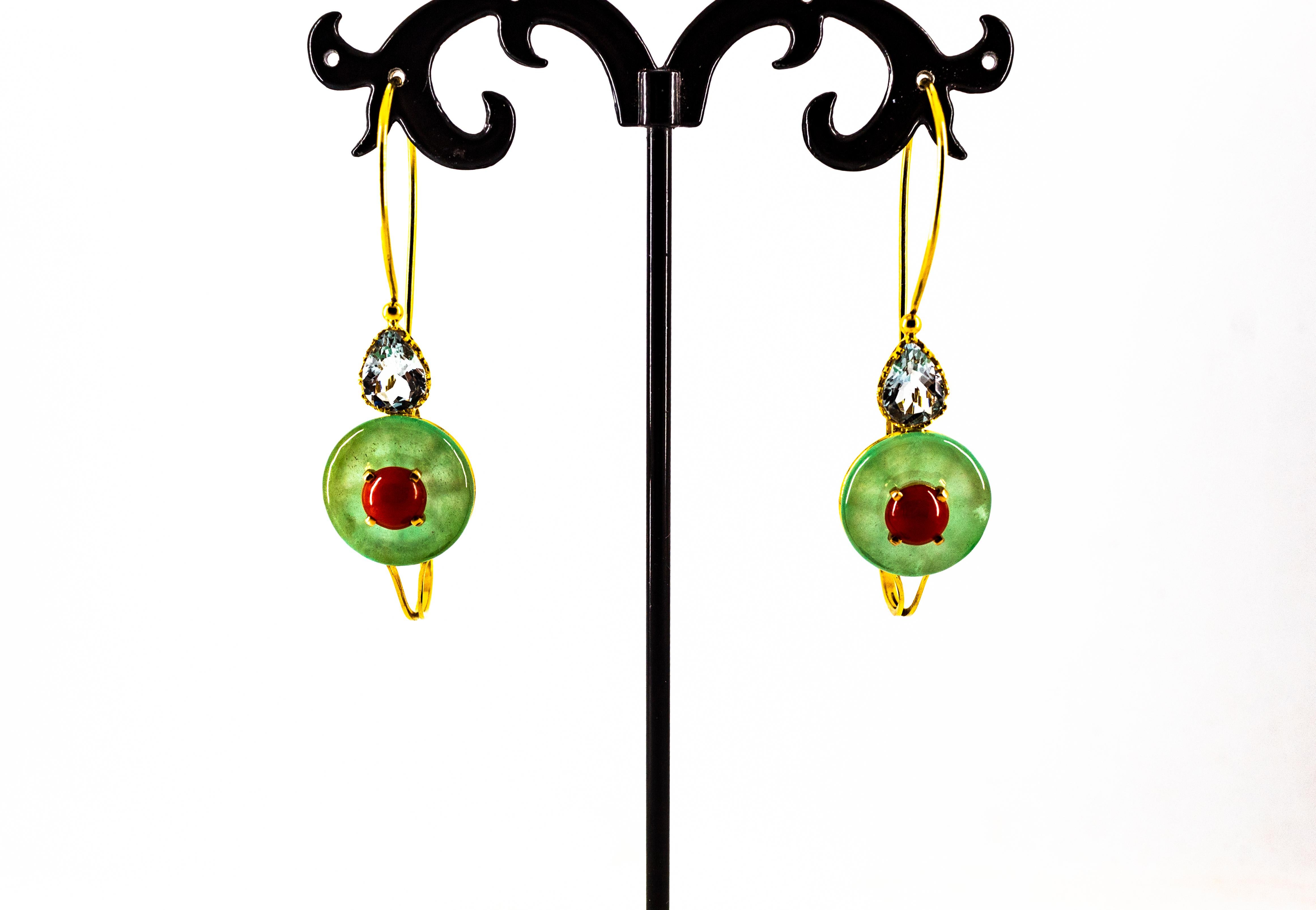 Art Deco Ohrringe mit Klappbrisur aus roter Koralle, Jade und Aquamarin in Gelbgold im Angebot 1