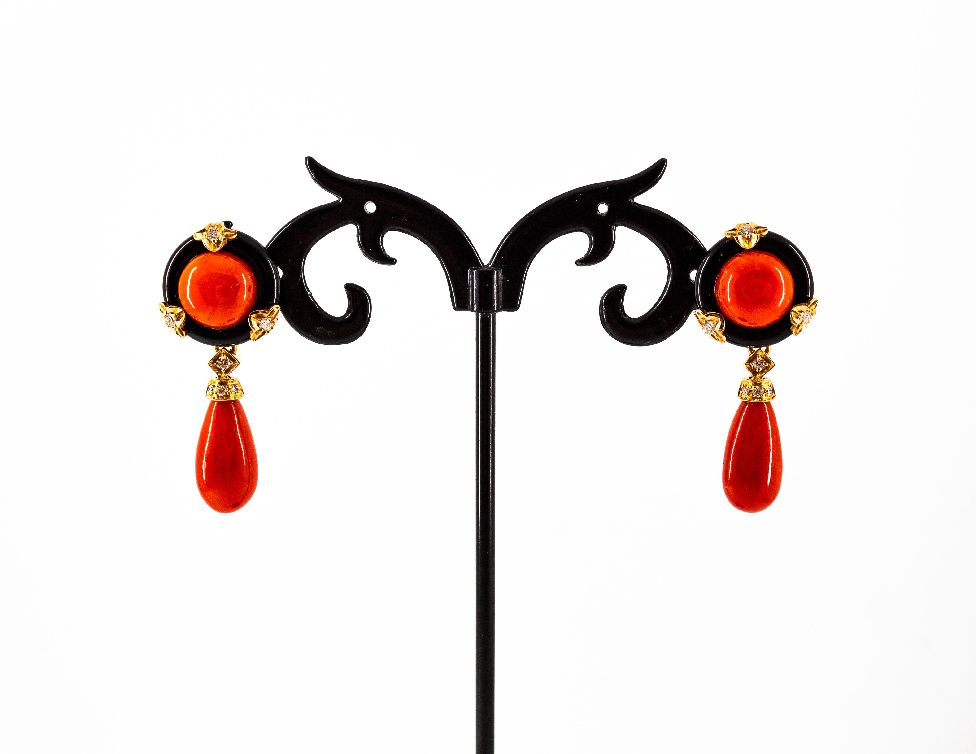 Clips d'oreilles en or jaune de style Art déco en corail rouge, onyx et diamants blancs 1