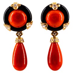 Clips d'oreilles en or jaune de style Art déco en corail rouge, onyx et diamants blancs