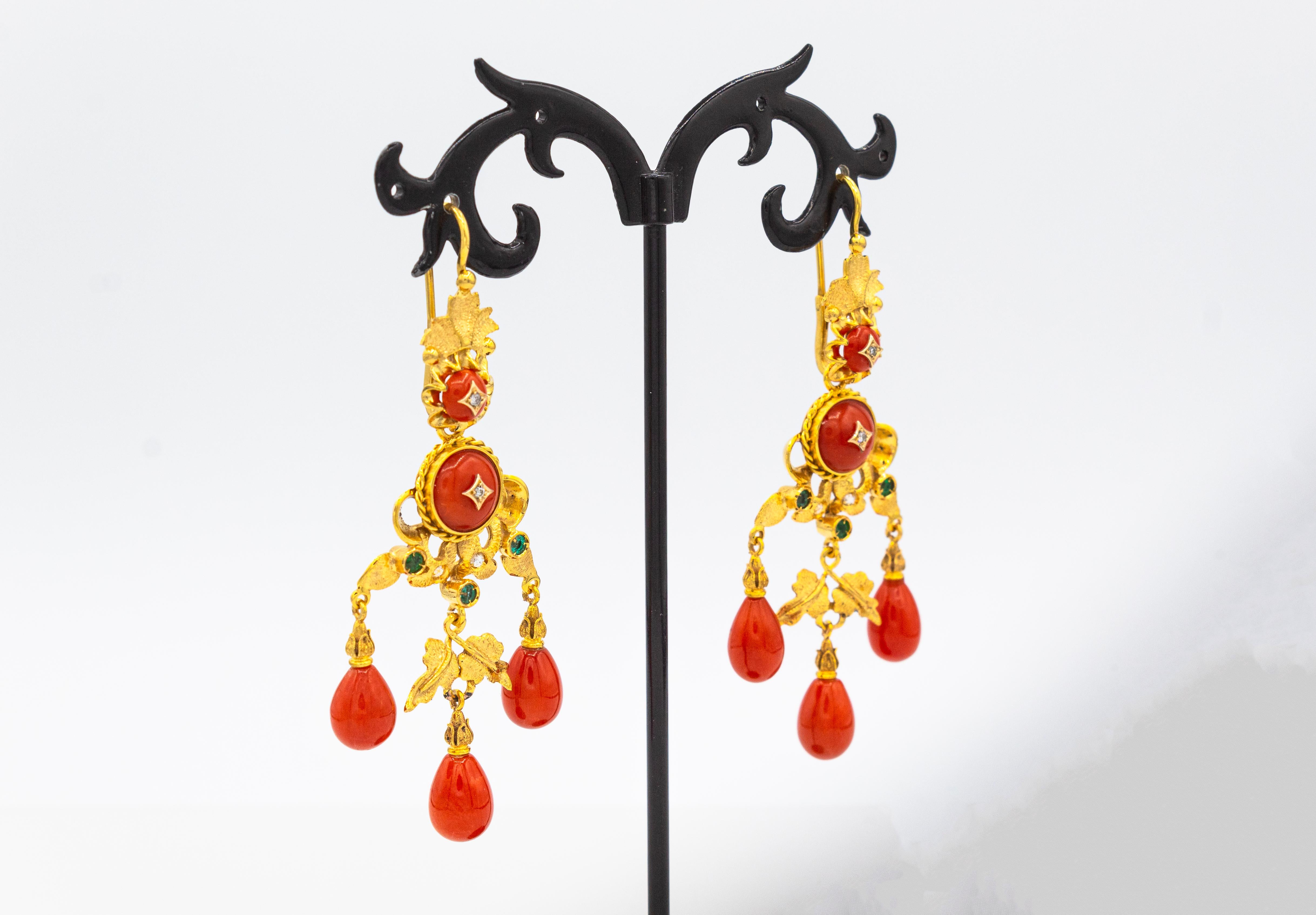 Art Déco Orecchini a goccia in stile Art Deco con corallo rosso, diamante bianco e smeraldo in oro giallo in vendita