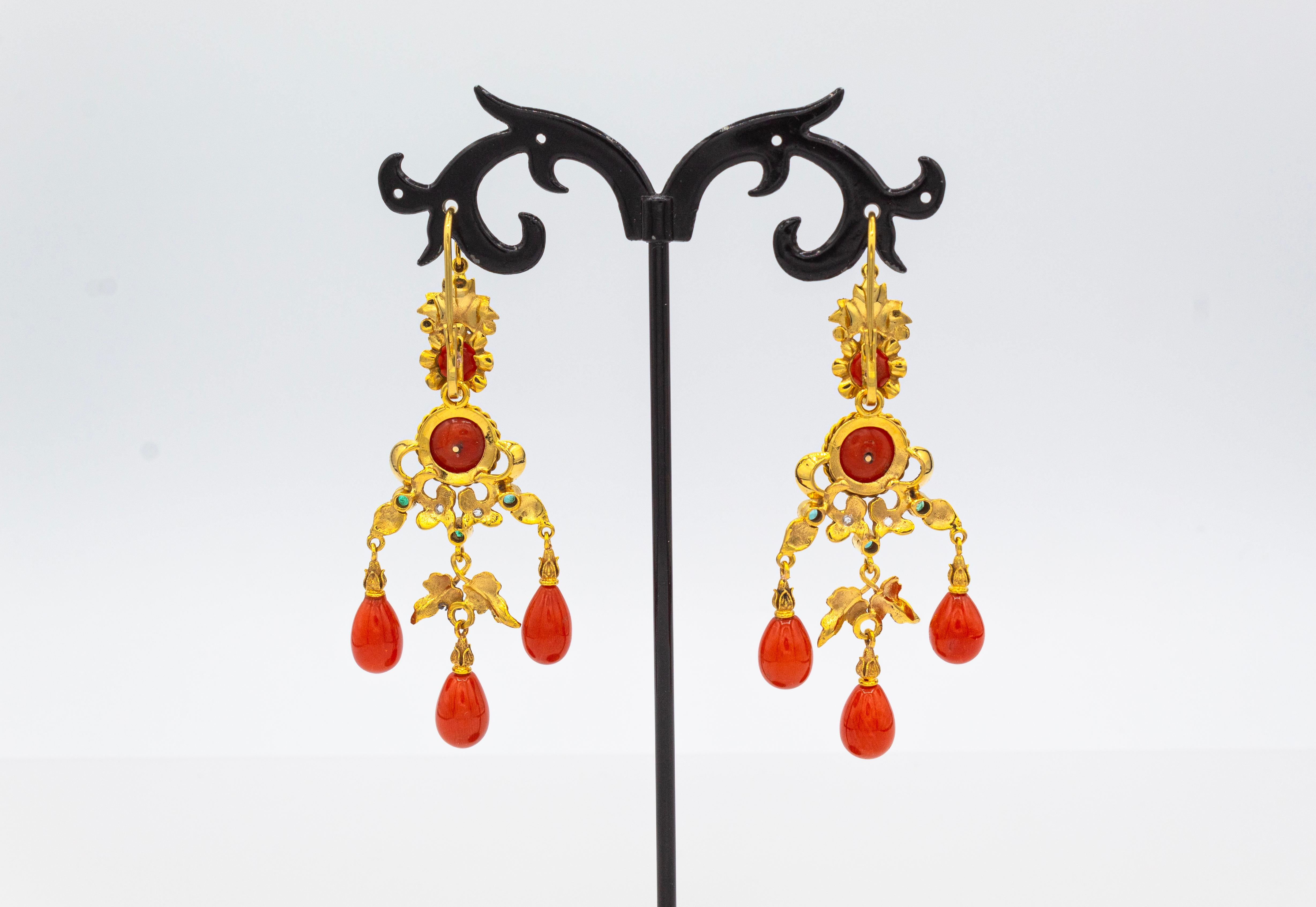 Taglio rotondo Orecchini a goccia in stile Art Deco con corallo rosso, diamante bianco e smeraldo in oro giallo in vendita