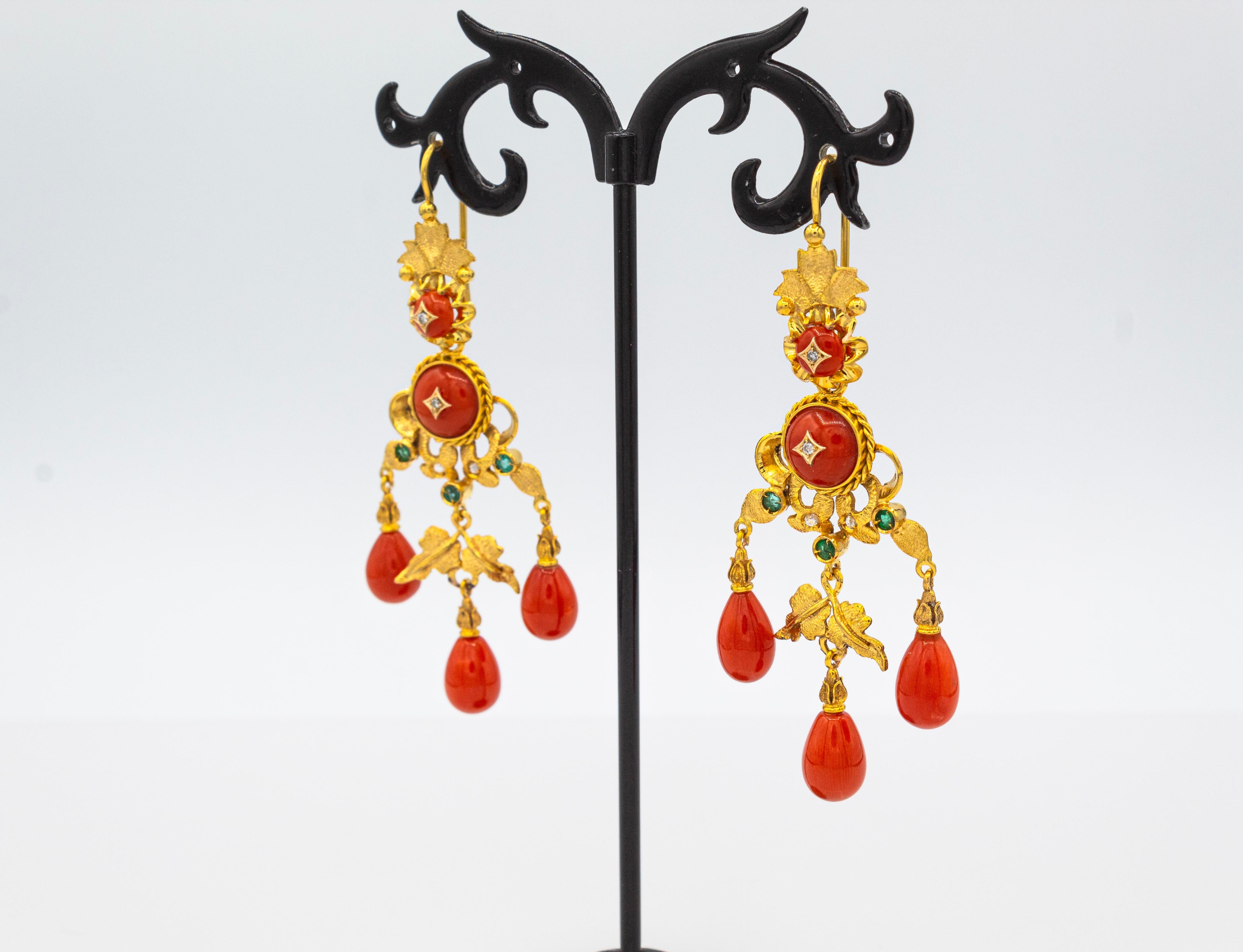 Orecchini a goccia in stile Art Deco con corallo rosso, diamante bianco e smeraldo in oro giallo In condizioni Nuovo in vendita a Naples, IT
