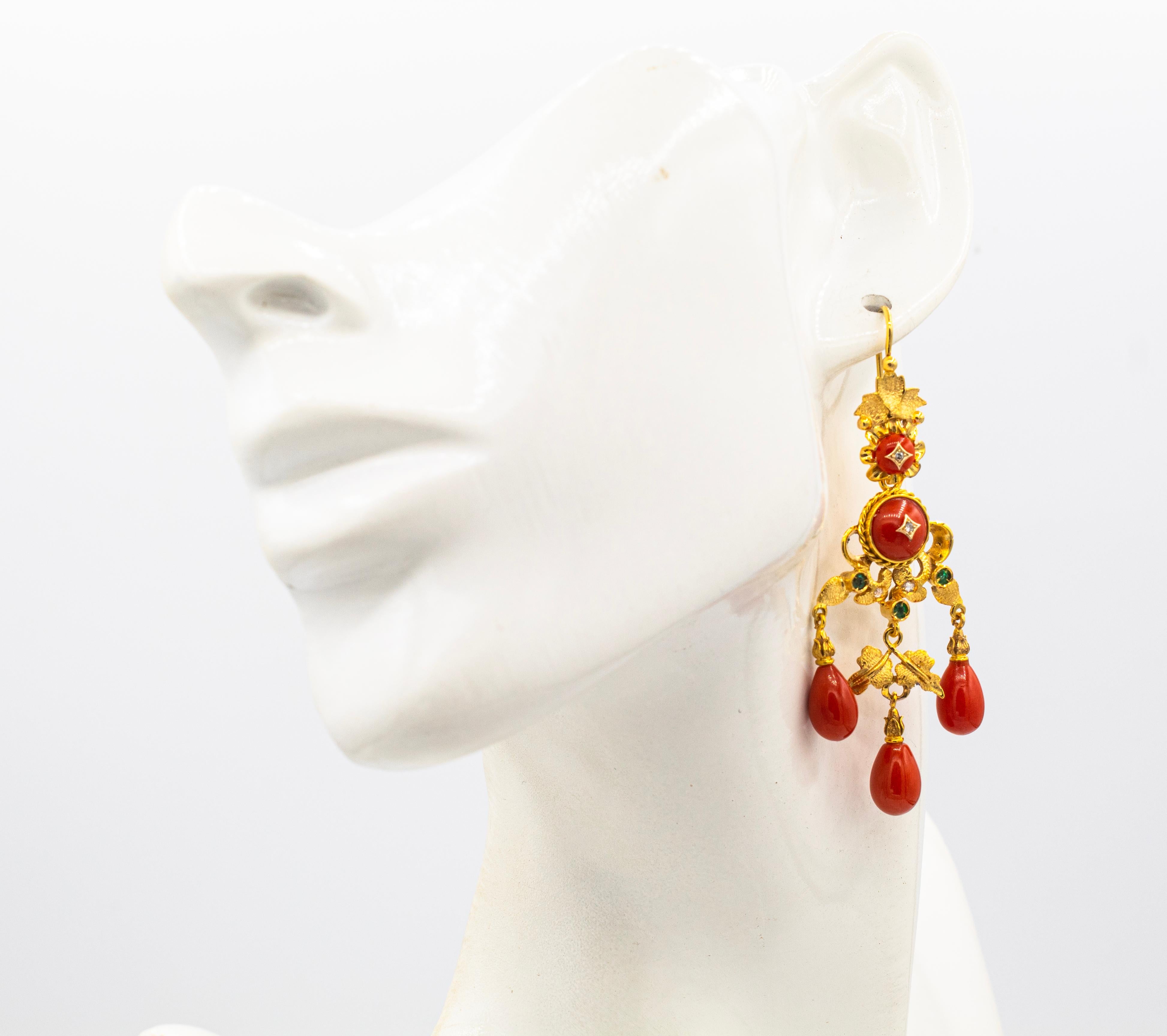Orecchini a goccia in stile Art Deco con corallo rosso, diamante bianco e smeraldo in oro giallo in vendita 1