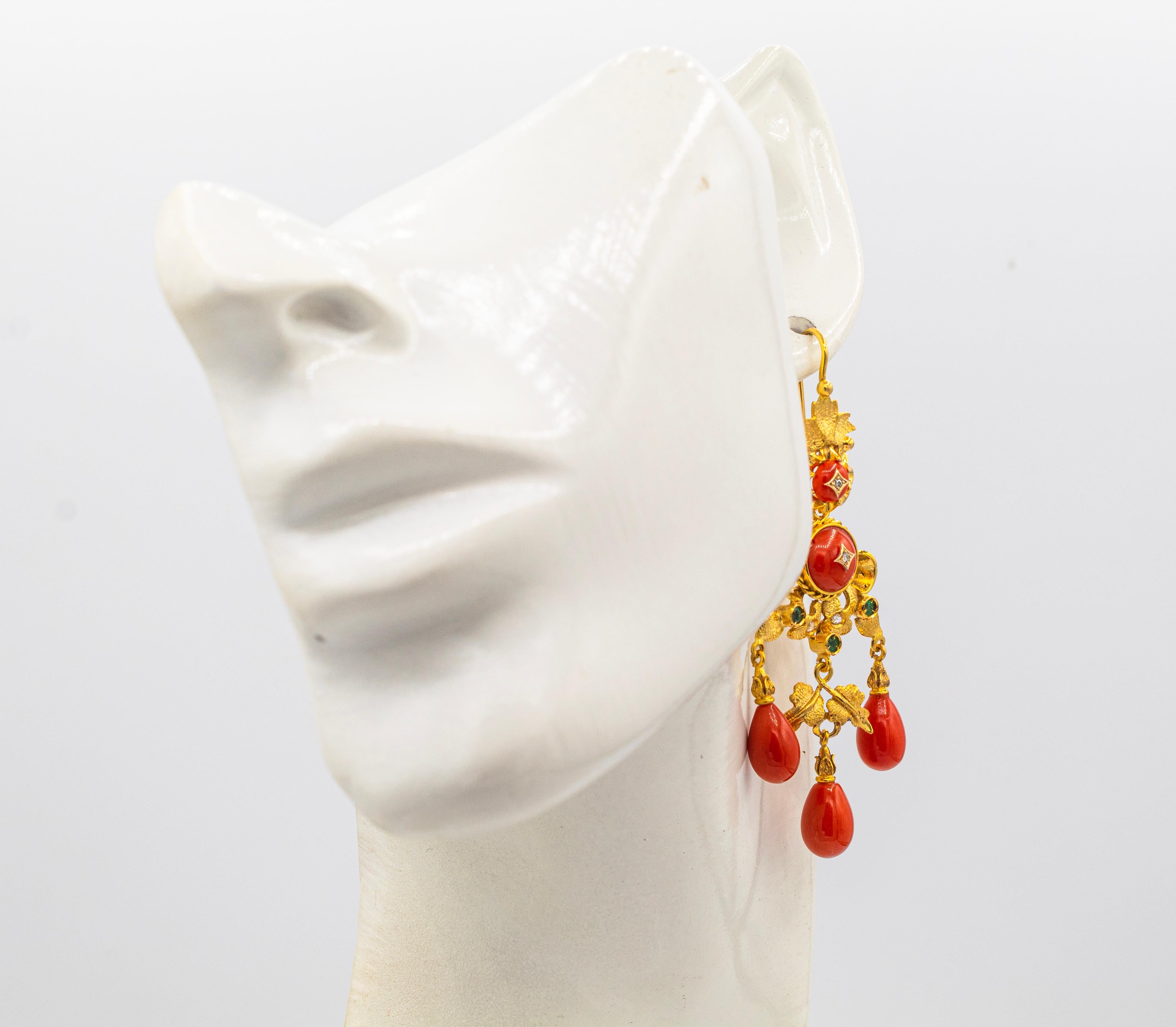 Orecchini a goccia in stile Art Deco con corallo rosso, diamante bianco e smeraldo in oro giallo in vendita 2