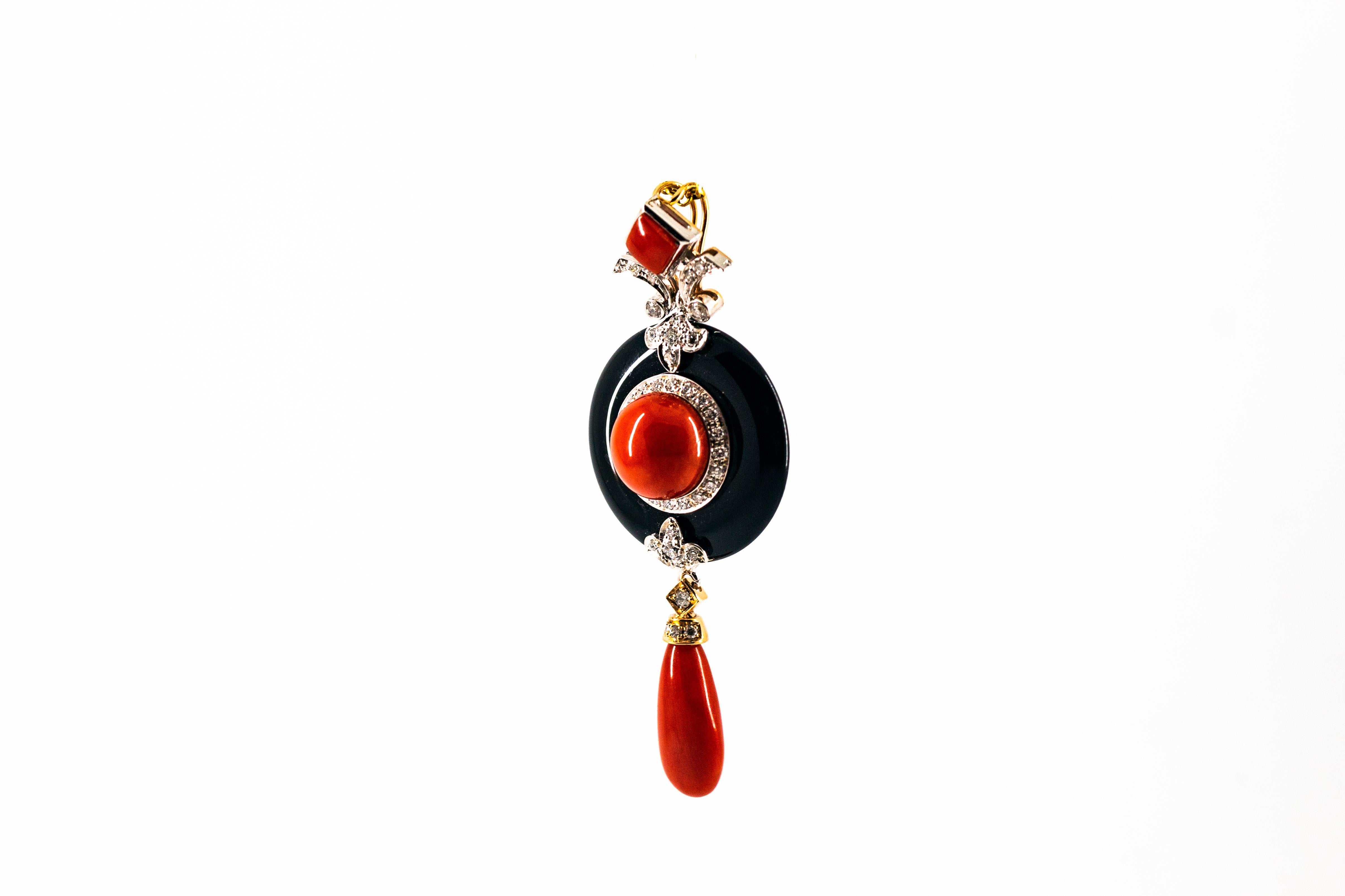 Taille brillant Collier pendentif de style Art déco en or blanc avec corail rouge, diamants blancs et onyx en vente