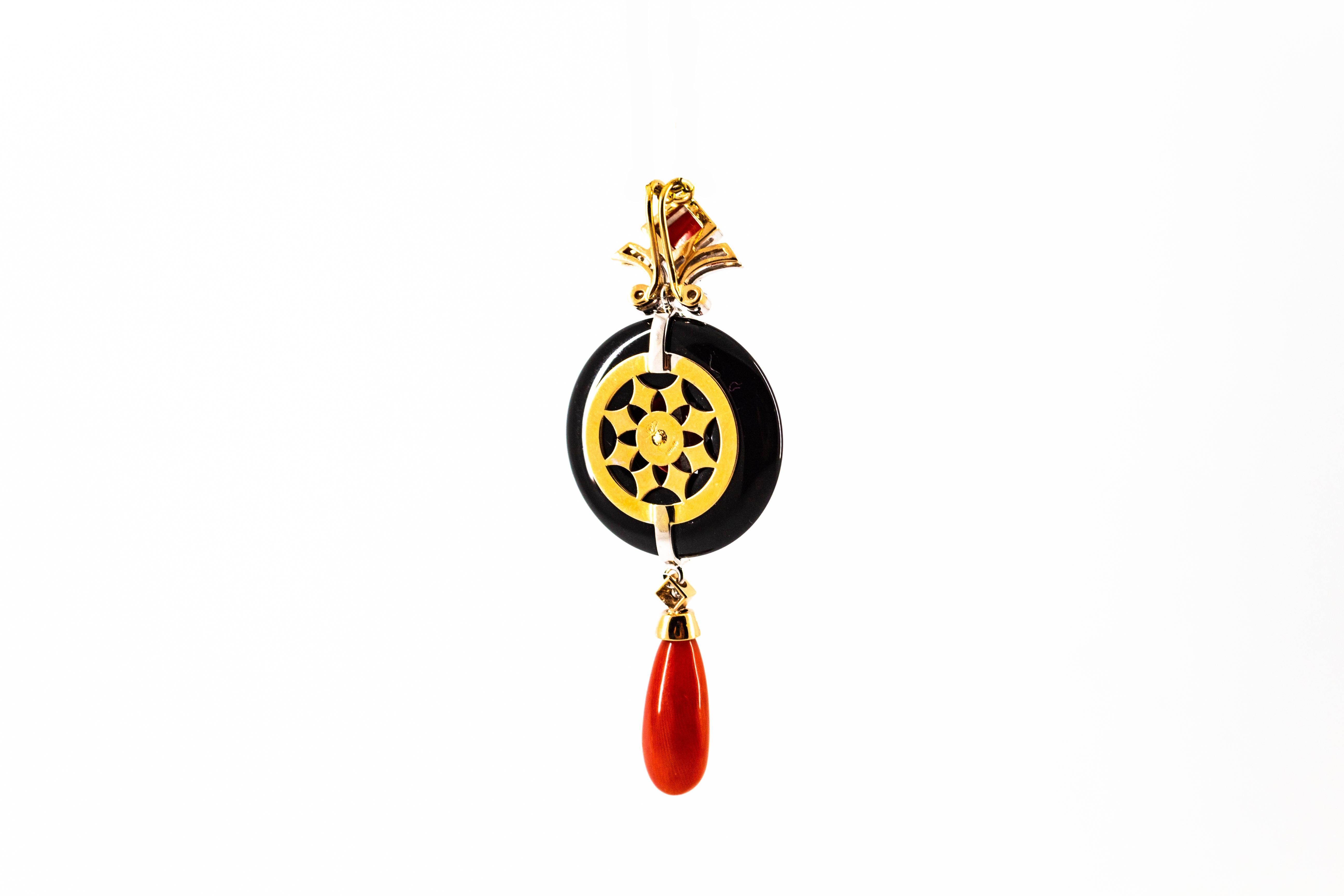 Collier pendentif de style Art déco en or blanc avec corail rouge, diamants blancs et onyx Unisexe en vente