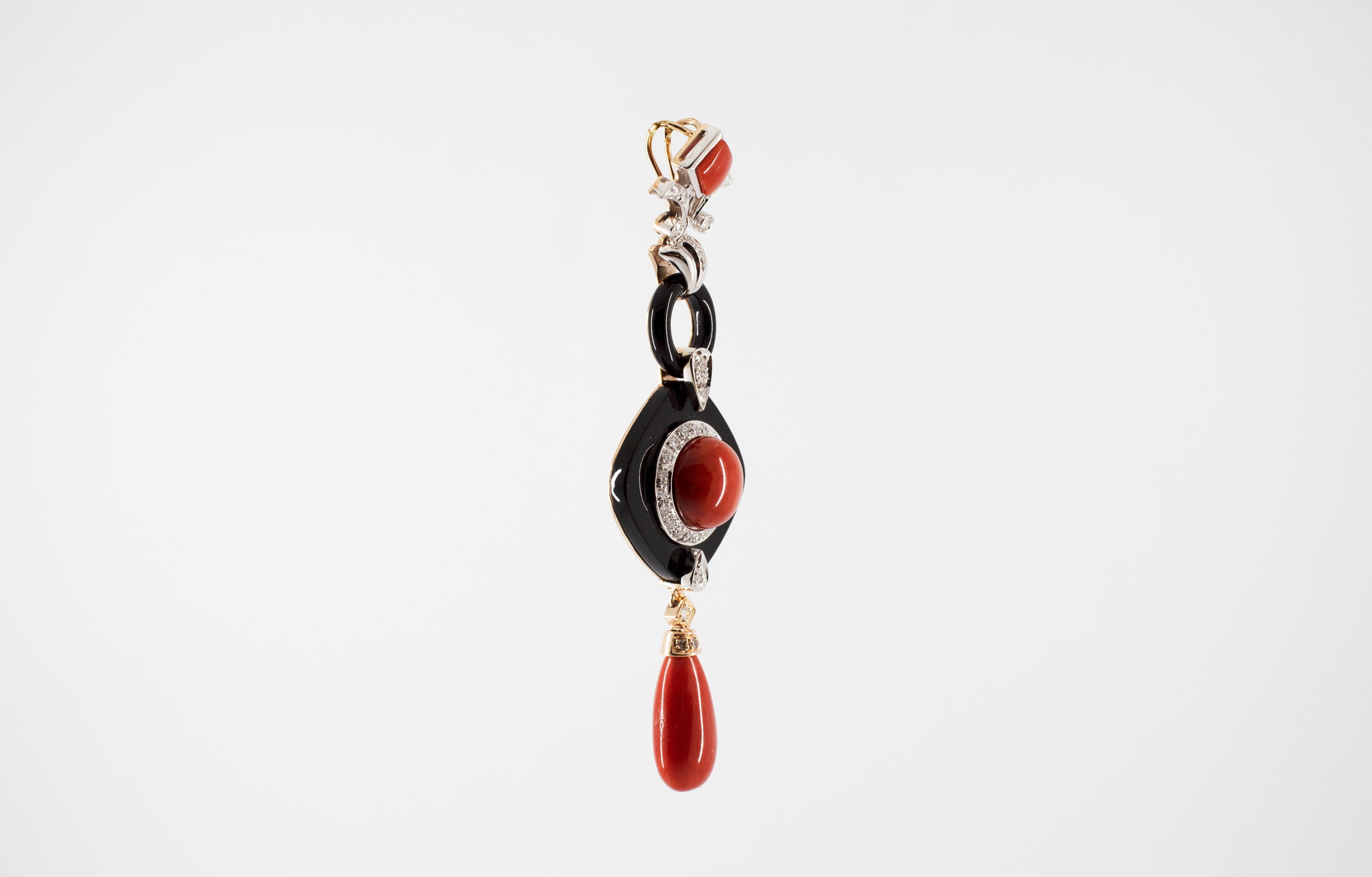 Collier à pendentif de style Art déco en or blanc, corail rouge, diamants blancs et onyx Unisexe en vente