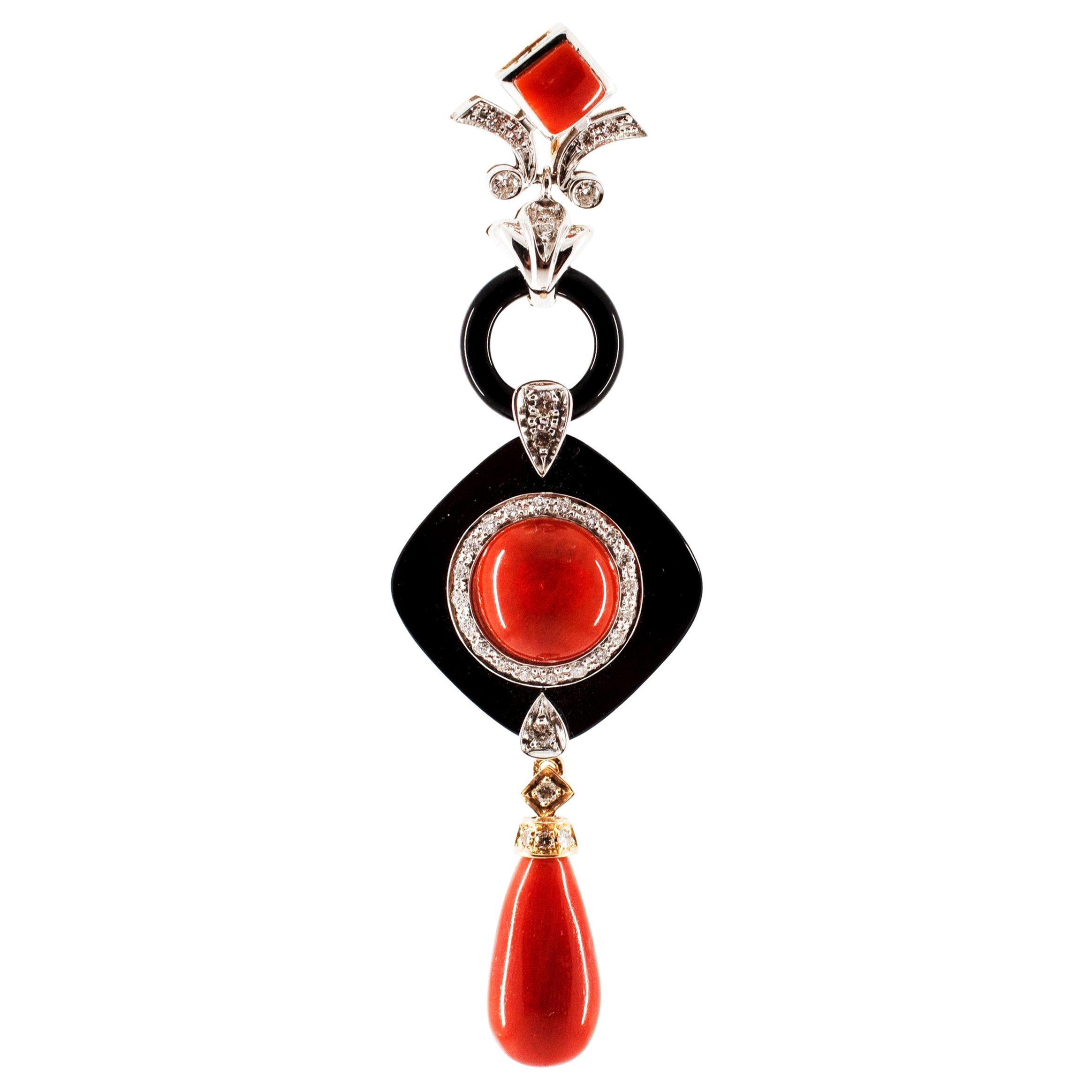 Collana con ciondolo in oro bianco in stile Art Déco con corallo rosso e diamanti bianchi e onice