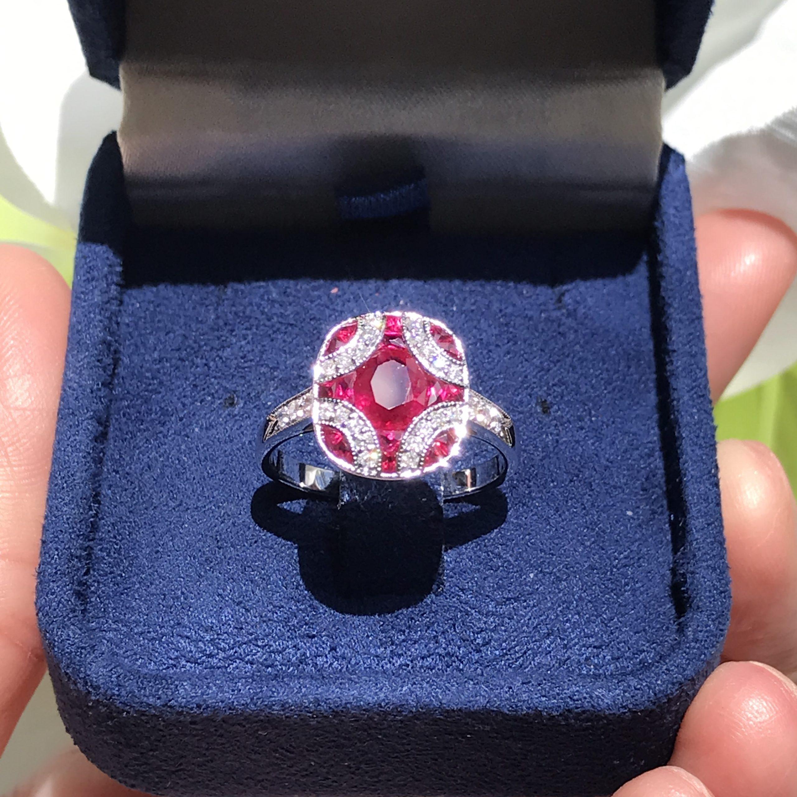 Bague de style Art Déco en mosaïque de rubis ovales roses rouges et de diamants à taille unique Neuf - En vente à Oakton, VA