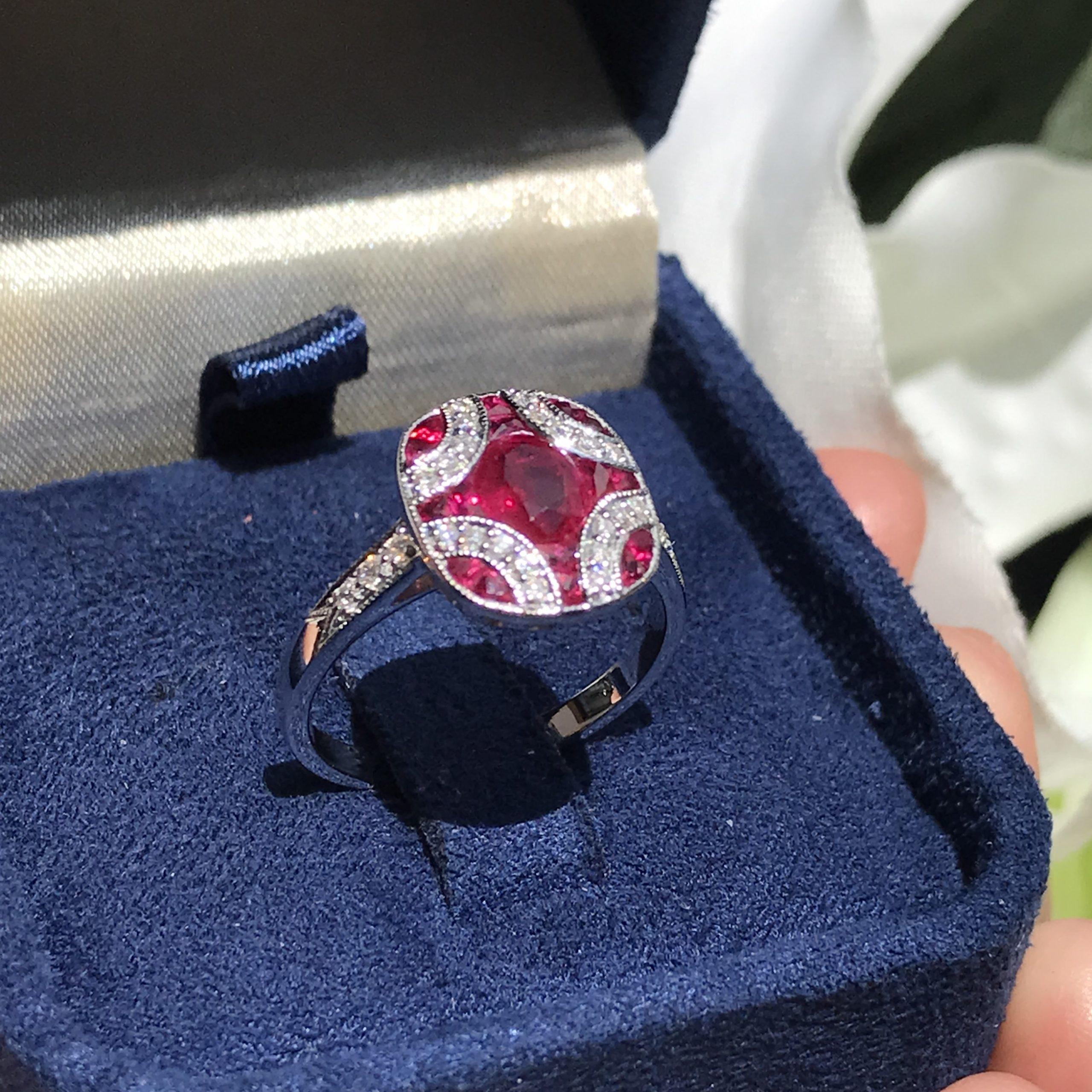 Bague de style Art Déco en mosaïque de rubis ovales roses rouges et de diamants à taille unique Pour femmes en vente