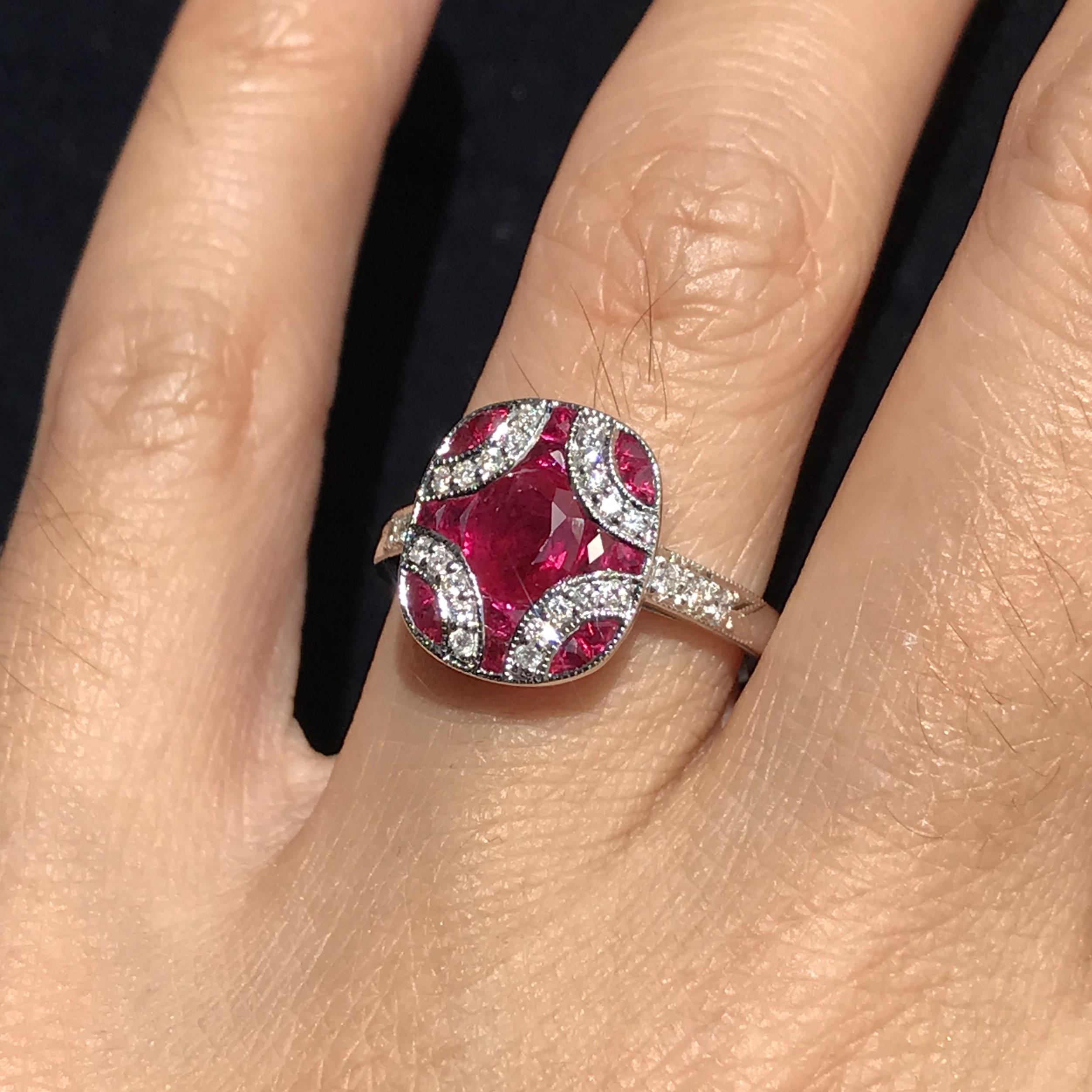 Bague de style Art Déco en mosaïque de rubis ovales roses rouges et de diamants à taille unique en vente 1