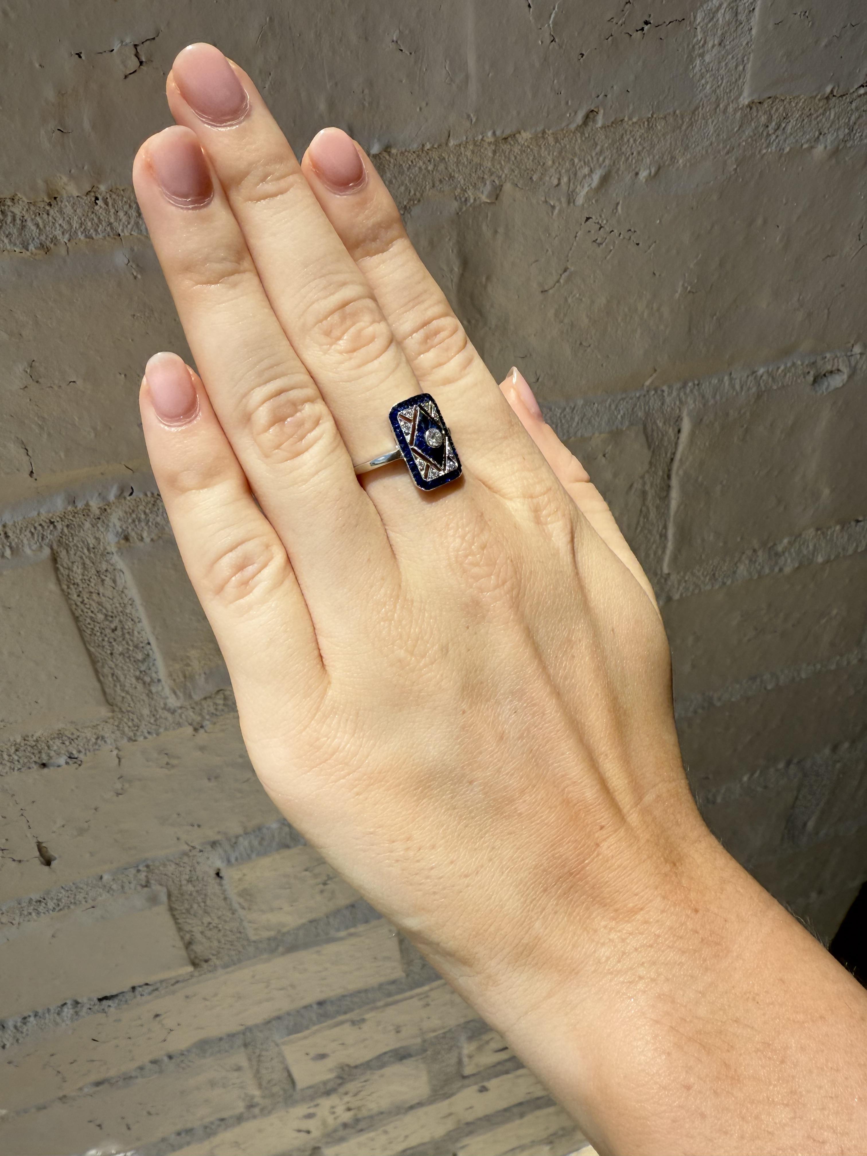 Anillo de Cóctel de Diamantes y Zafiros Reproducción Estilo Art Déco Art Decó en venta