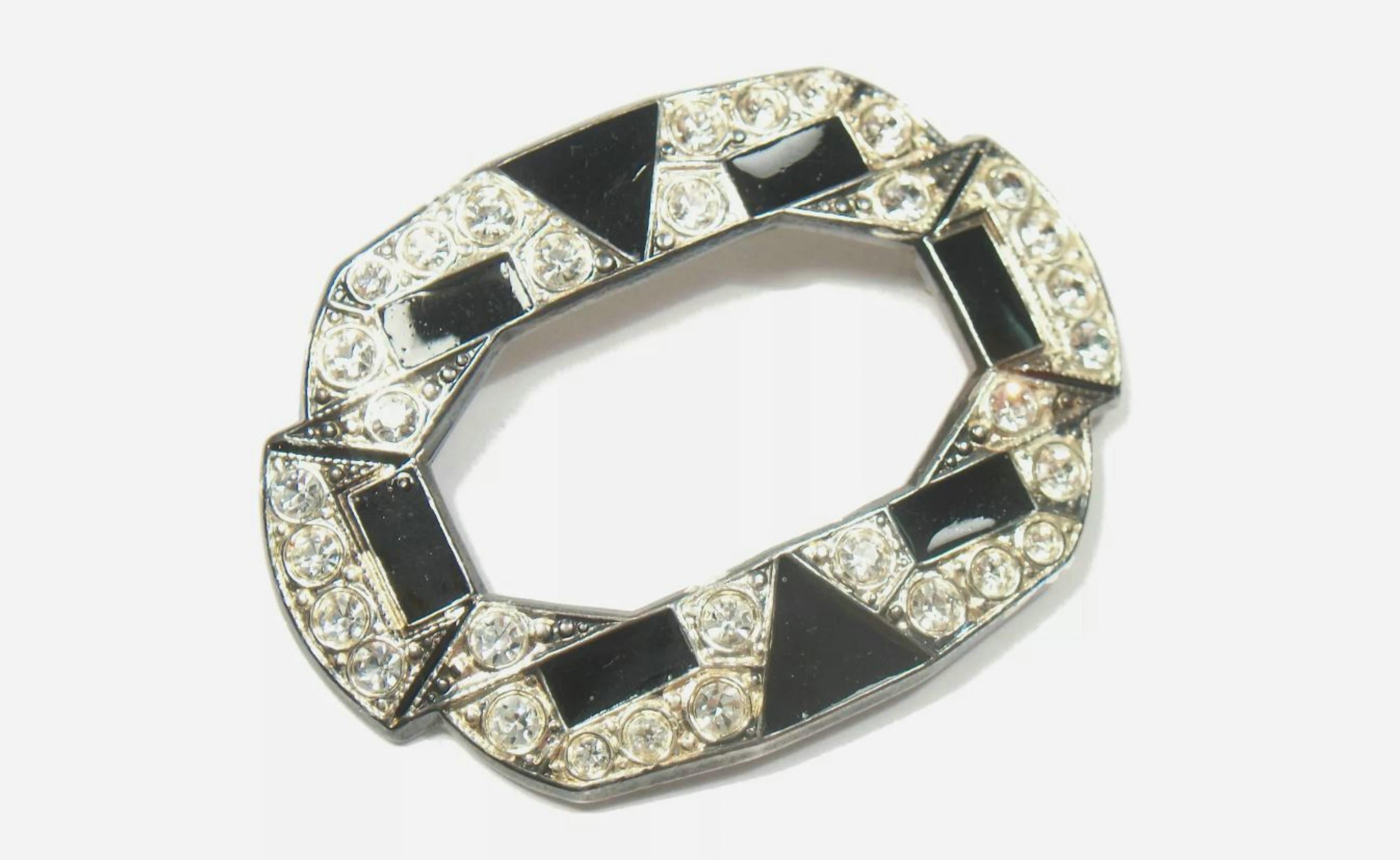 Broche/épingle de style Art Déco en strass et émail - non signée - milieu du 20e siècle.

Bon état vintage - ternissement et fines rayures de surface dues à l'âge et à l'utilisation - pas de perte - pas de réparation - prêt à porter.

Taille - 2