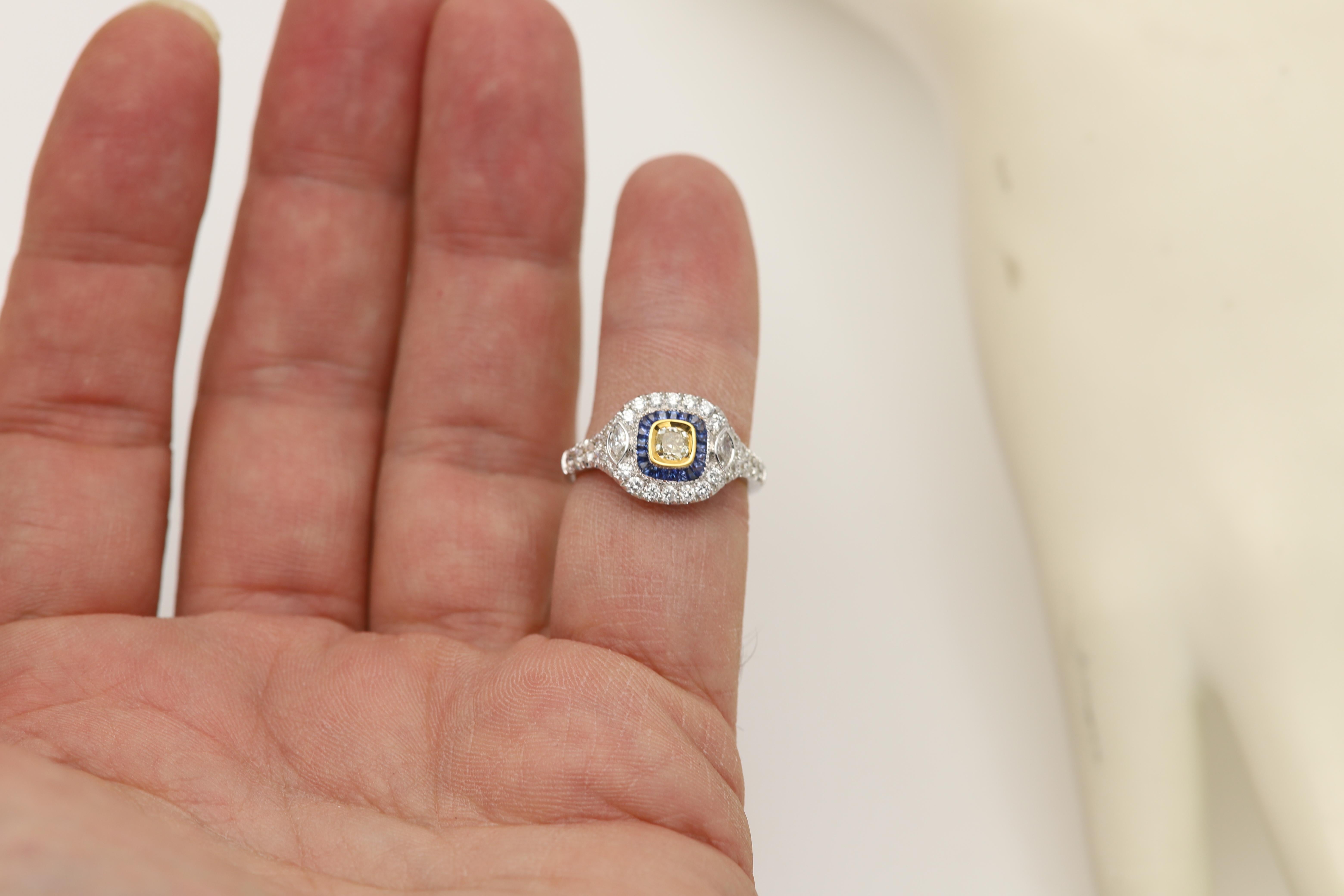 Anello in stile Art Déco in oro bianco 18 carati con zaffiro blu e diamante giallo chiaro in vendita 4