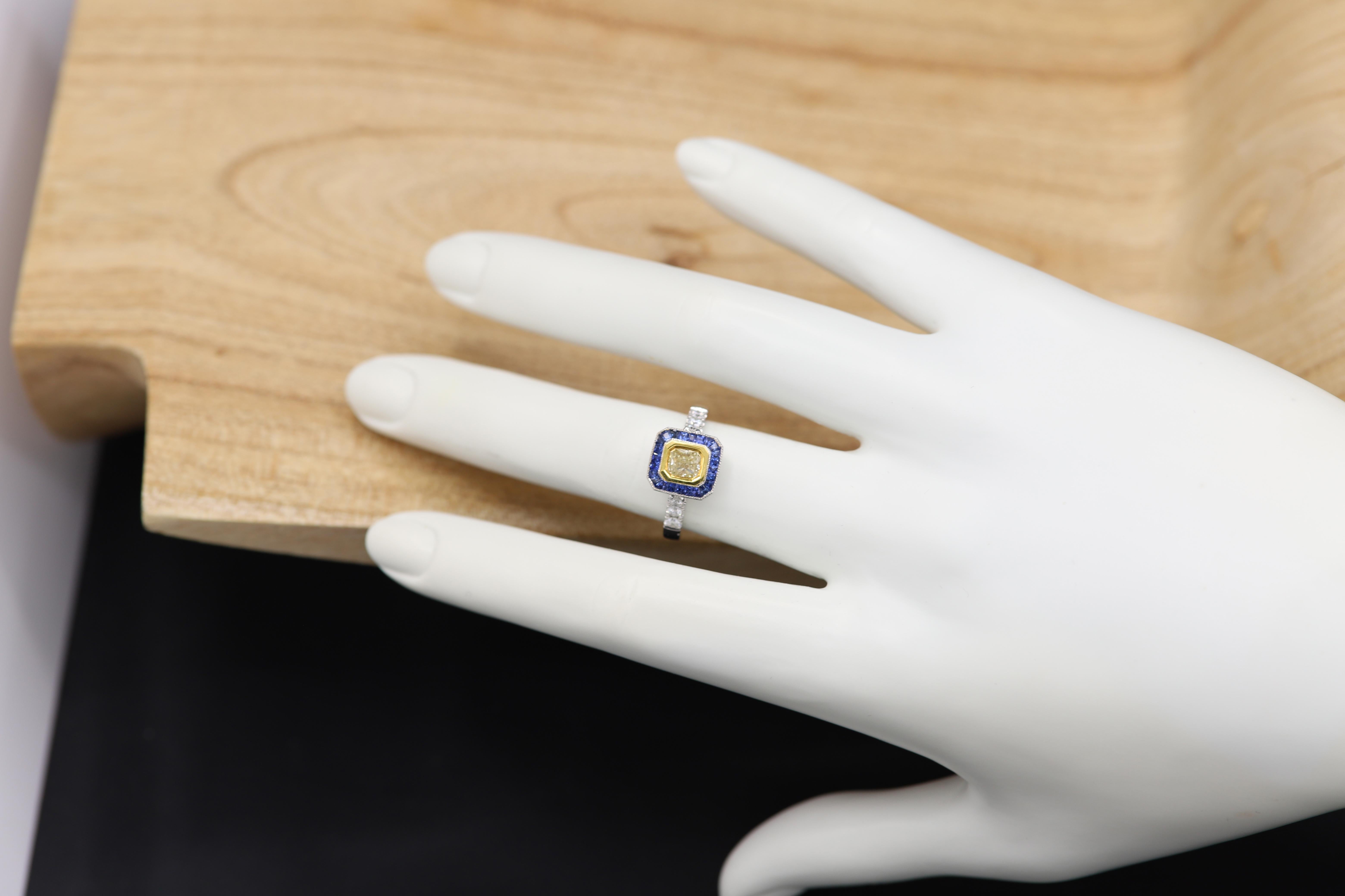 Bague brillante de style Art Déco. or blanc 18k 5,90 grammes. Total des diamants : 1,00 carat (la pierre centrale est un diamant jaune clair en forme de coussin de 0,71 carat). Autour, un saphir bleu de 0,71 carat (baguettes). Taille de doigt 7.

