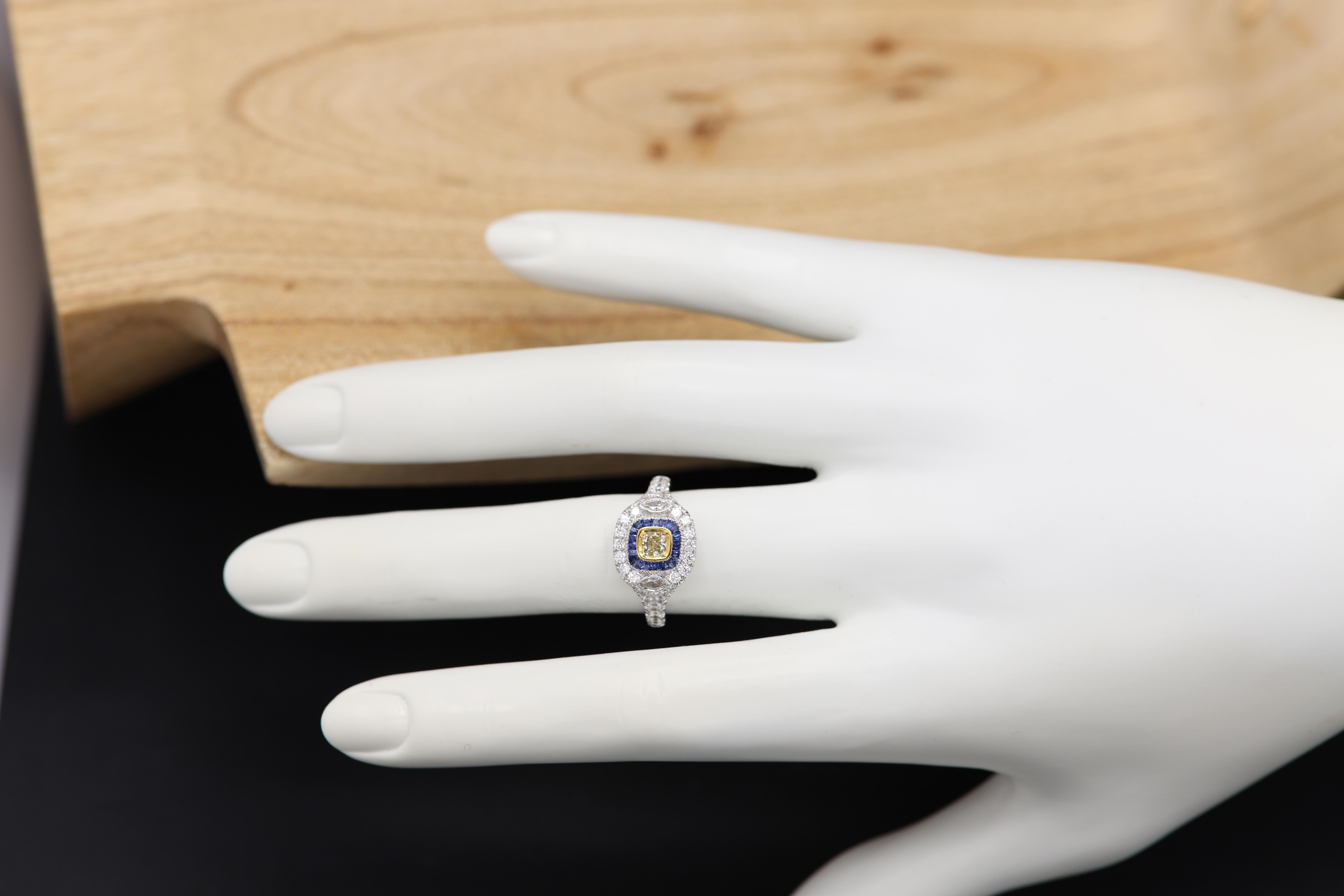 Taille coussin Bague de style Art déco en or blanc 18 carats avec saphir bleu et diamant jaune clair en vente