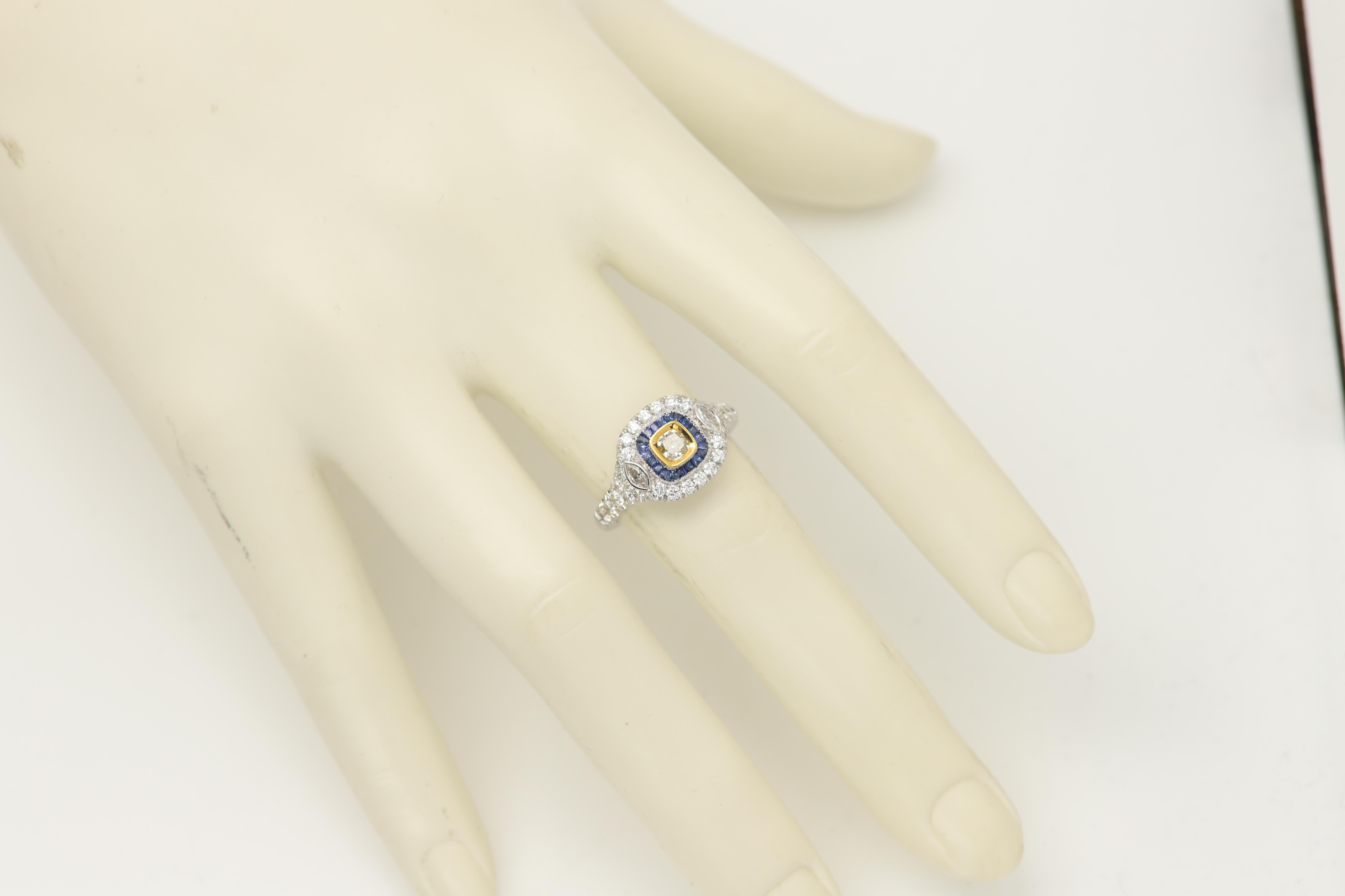 Anello in stile Art Déco in oro bianco 18 carati con zaffiro blu e diamante giallo chiaro in vendita 1