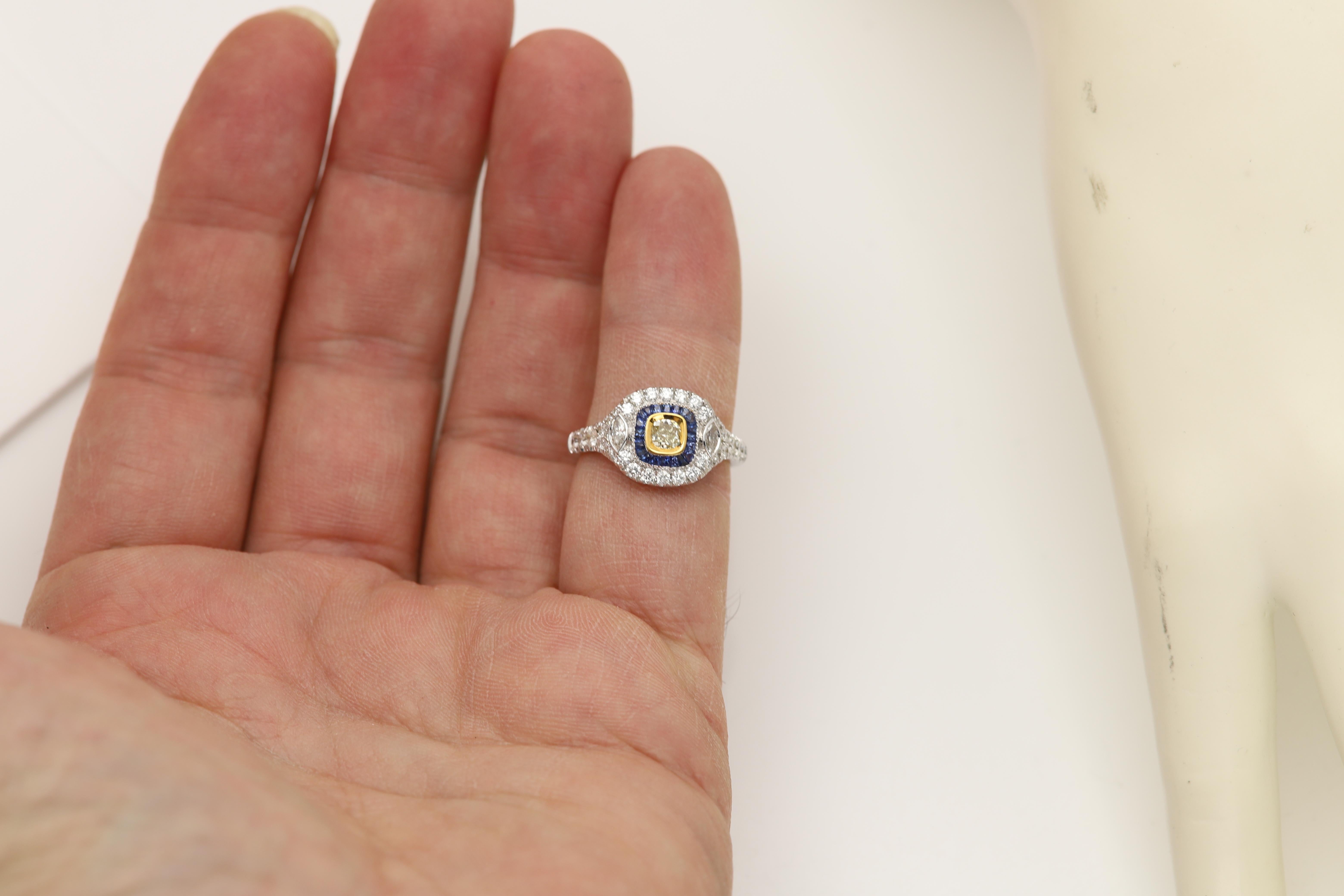 Anello in stile Art Déco in oro bianco 18 carati con zaffiro blu e diamante giallo chiaro in vendita 3