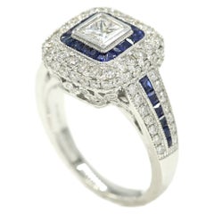 Art-Deco-Stil Ring aus 18 Karat Weißgold, Diamant im Prinzessinnenschliff und blauer Saphir