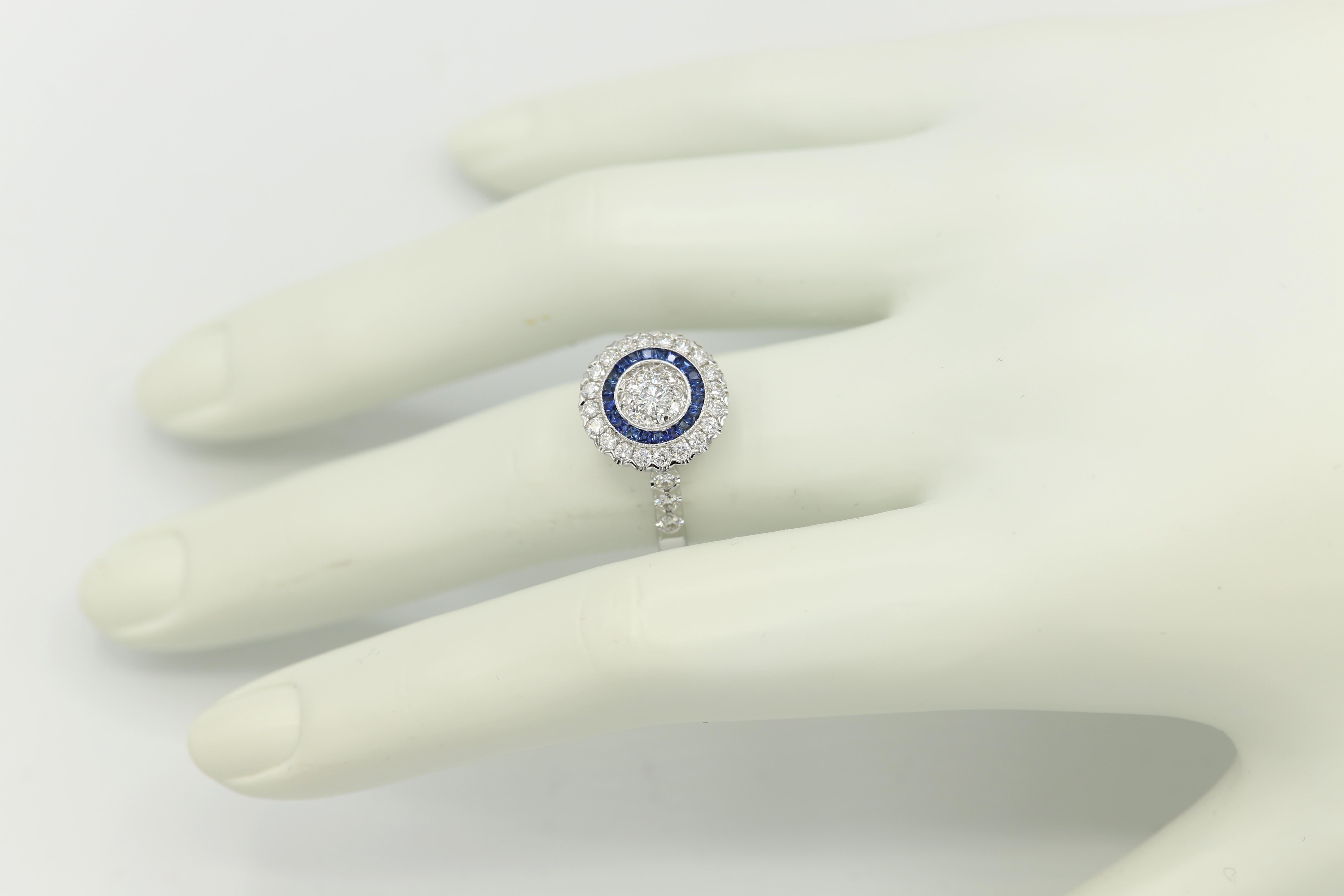Taille ronde Bague Art déco en or blanc 18 carats, diamants et saphirs bleus en vente