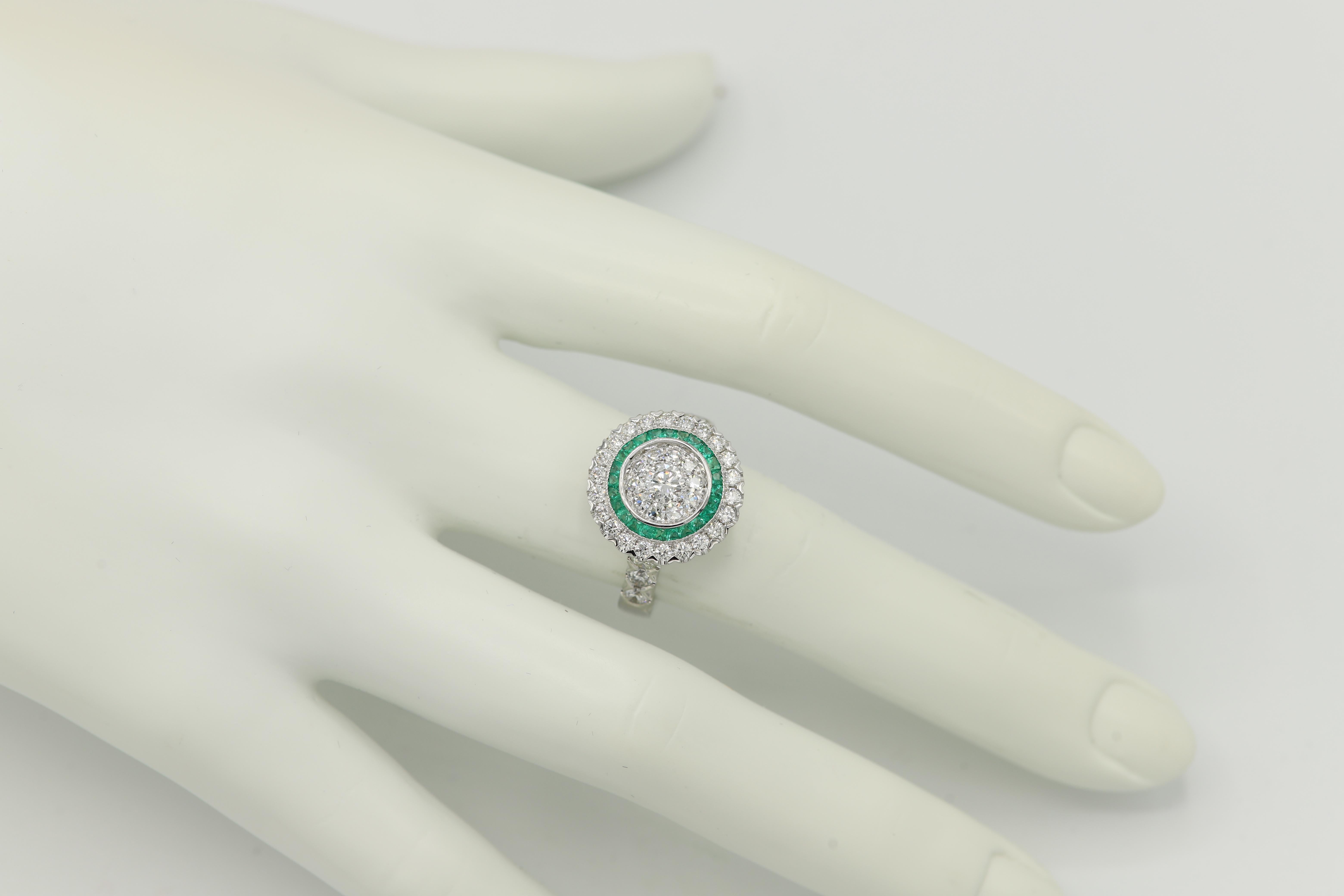 Round Cut Art Deco Style Ring 18 Karat White Gold Diamonds and Green Emerald Art Deco Ring For Sale