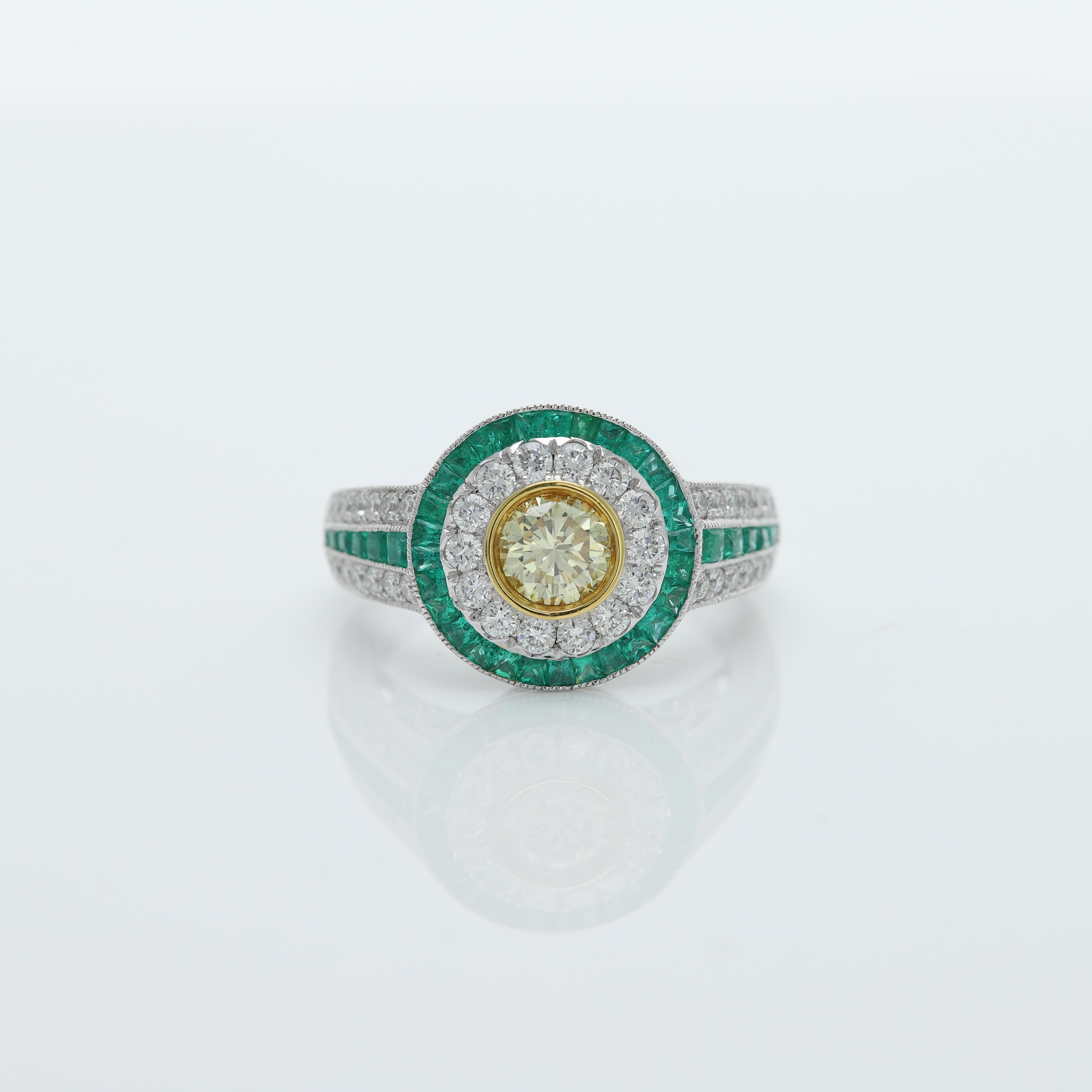 Bunter Ring im Art-Déco-Stil - eindrucksvoll und mutig
In der Mitte ein Diamant, umgeben von grünen Smaragden, an den Seiten ebenfalls Smaragd und Diamanten
Alle Steine sind natürlich
18k Weißgold 7,30 Gramm
Größe des zentralen Diamanten - 0,58