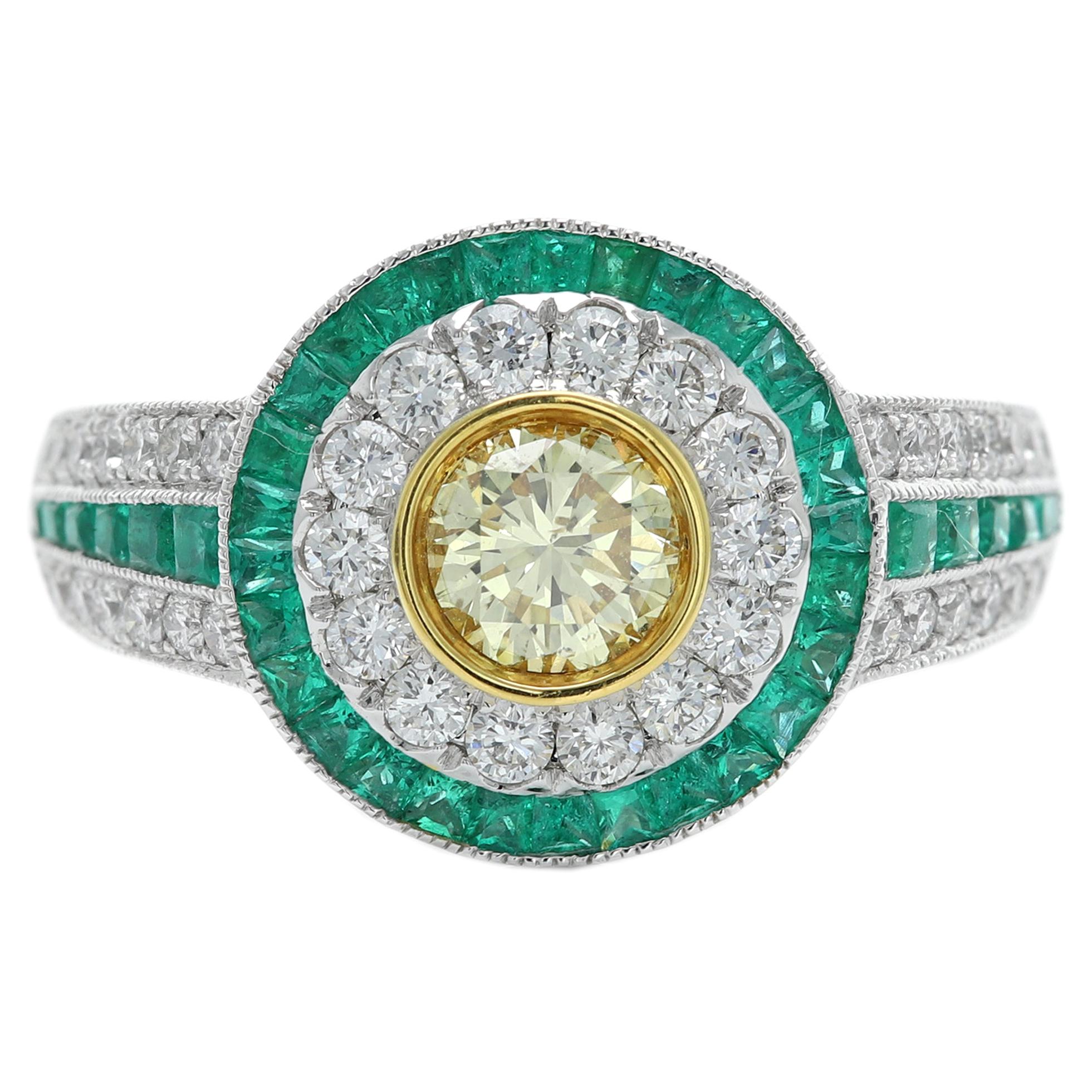 Anillo Estilo Art Decó Esmeralda y Diamantes Oro Blanco 18 Kilates y Diamante Amarillo