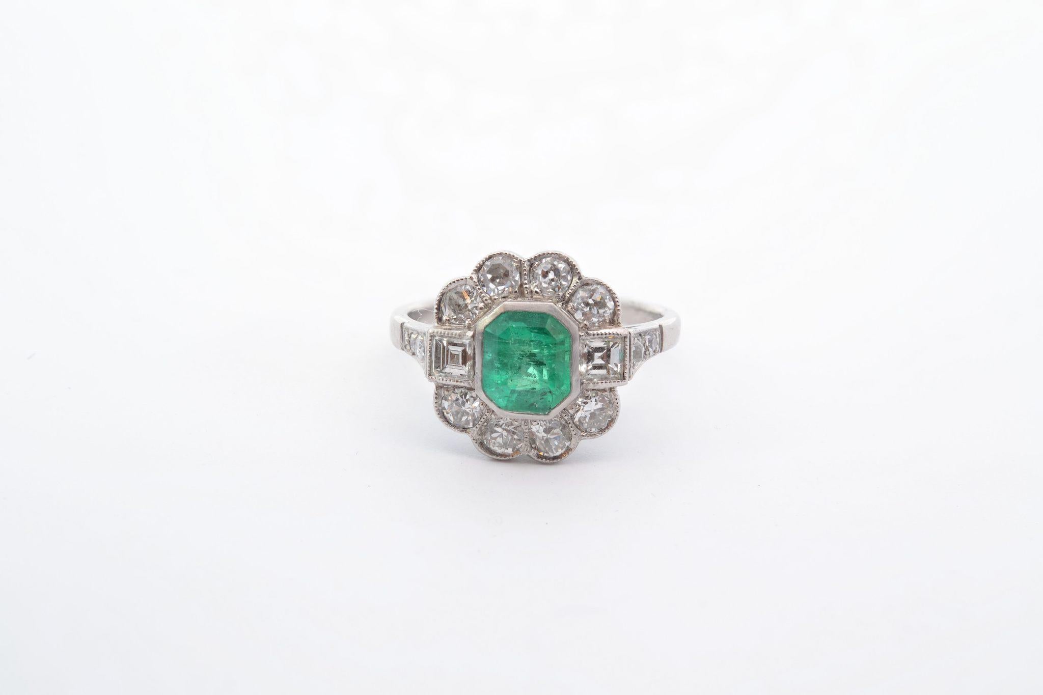 Stones: 1 emerald of 1.01ct, 14 diamonds: 0.85ct, 2 square diamonds: 0.25ct
Material: Platinum
Dimensions: 1.3cm x 1.2cm
Weight: 4.9g
Period: Art Deco style
Size: 53 (free sizing)
Certificate
Ref. : 25038 25160
