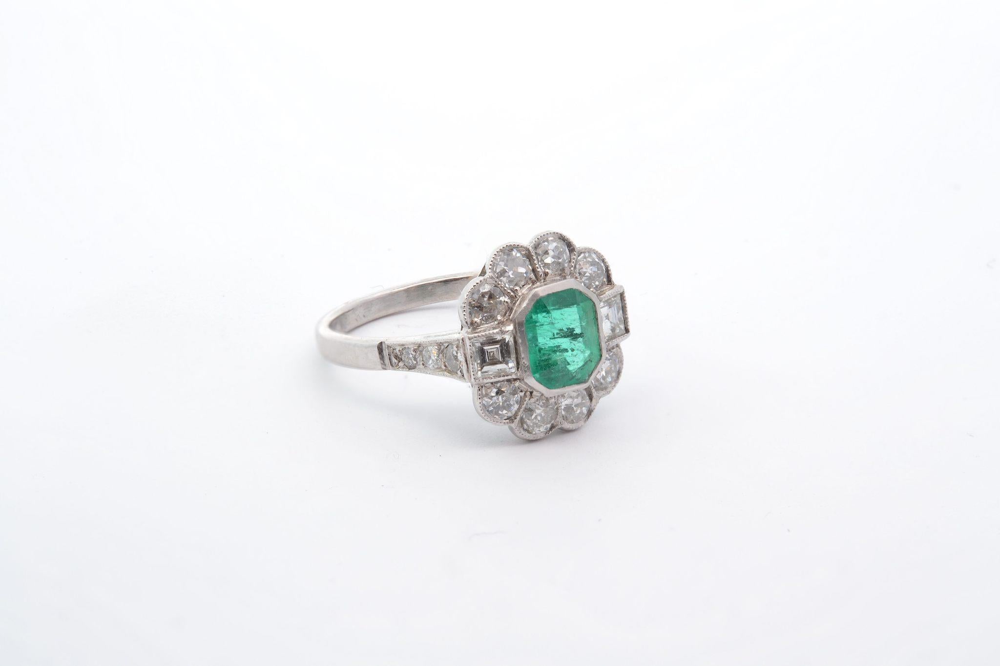 Ring im Art déco Stil mit 1,01 Karat Smaragd und Diamanten (Achteckschliff) im Angebot
