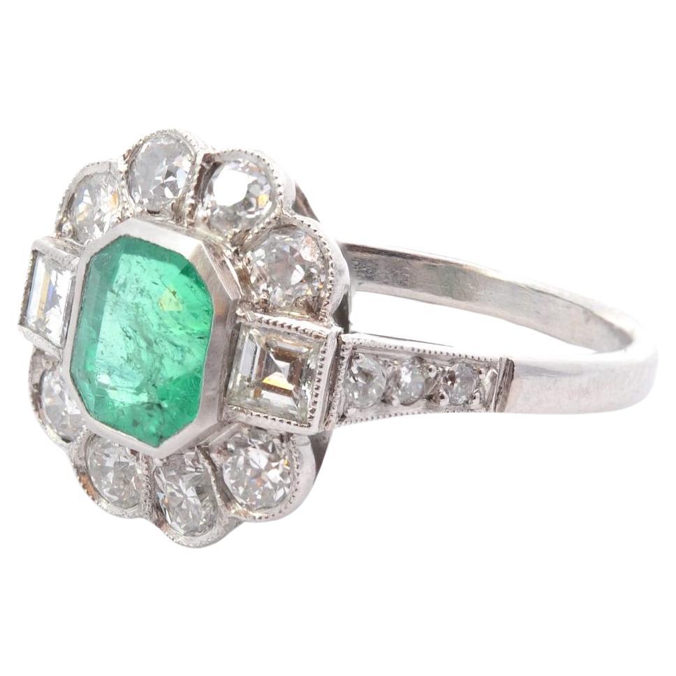 Art déco style ring with 1.01 carats emerald and diamonds