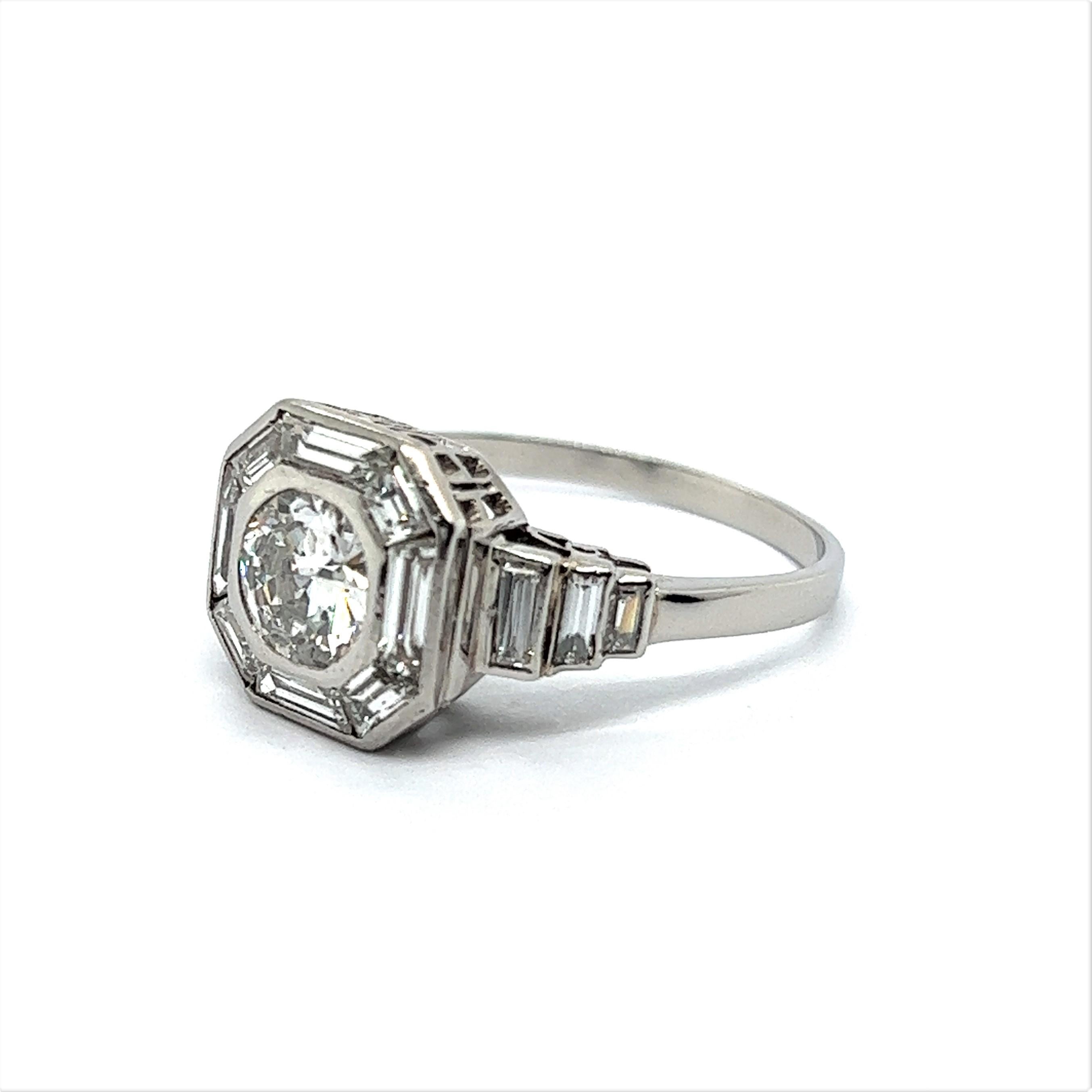 Art Deco Style Ring with Diamonds in 18 Karat White Gold In Good Condition For Sale In Lucerne, CH