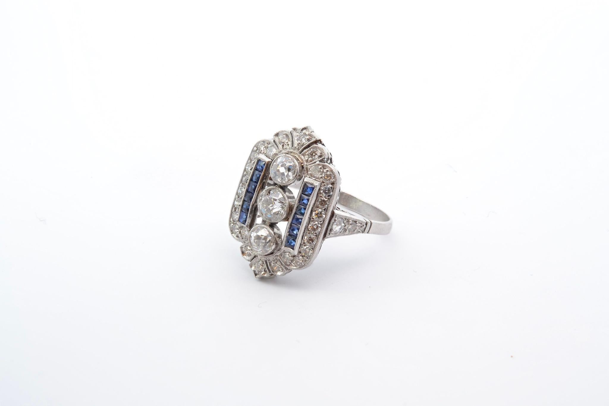 Art Deco style ring with diamonds of 1.75 carats and sapphires In Good Condition For Sale In PARIS, FR